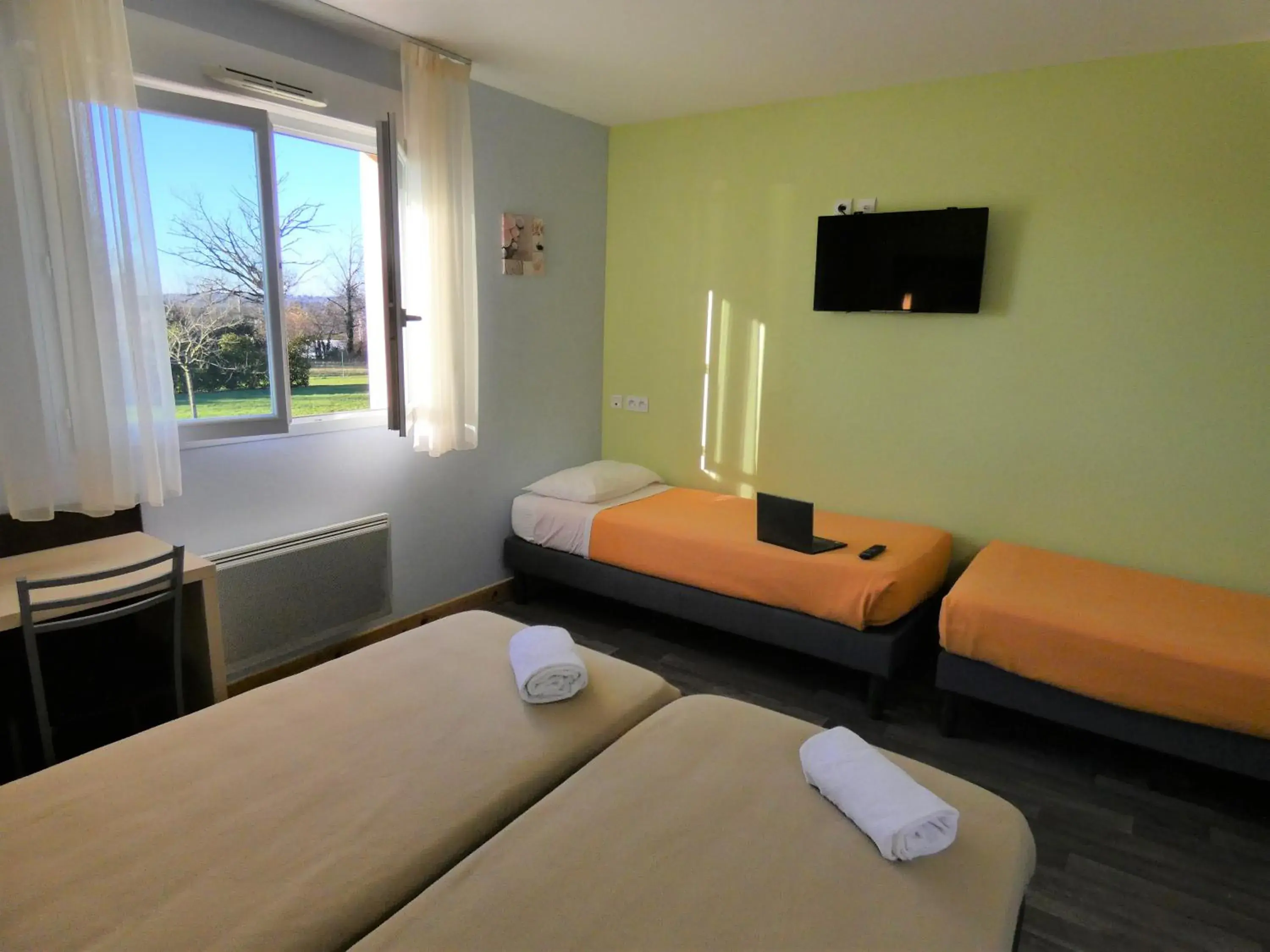 Quadruple Room in Hôtel Azur Saint Junien Cit'Hotel Quadruple Room in Hôtel Azur Saint Junien Cit'Hotel