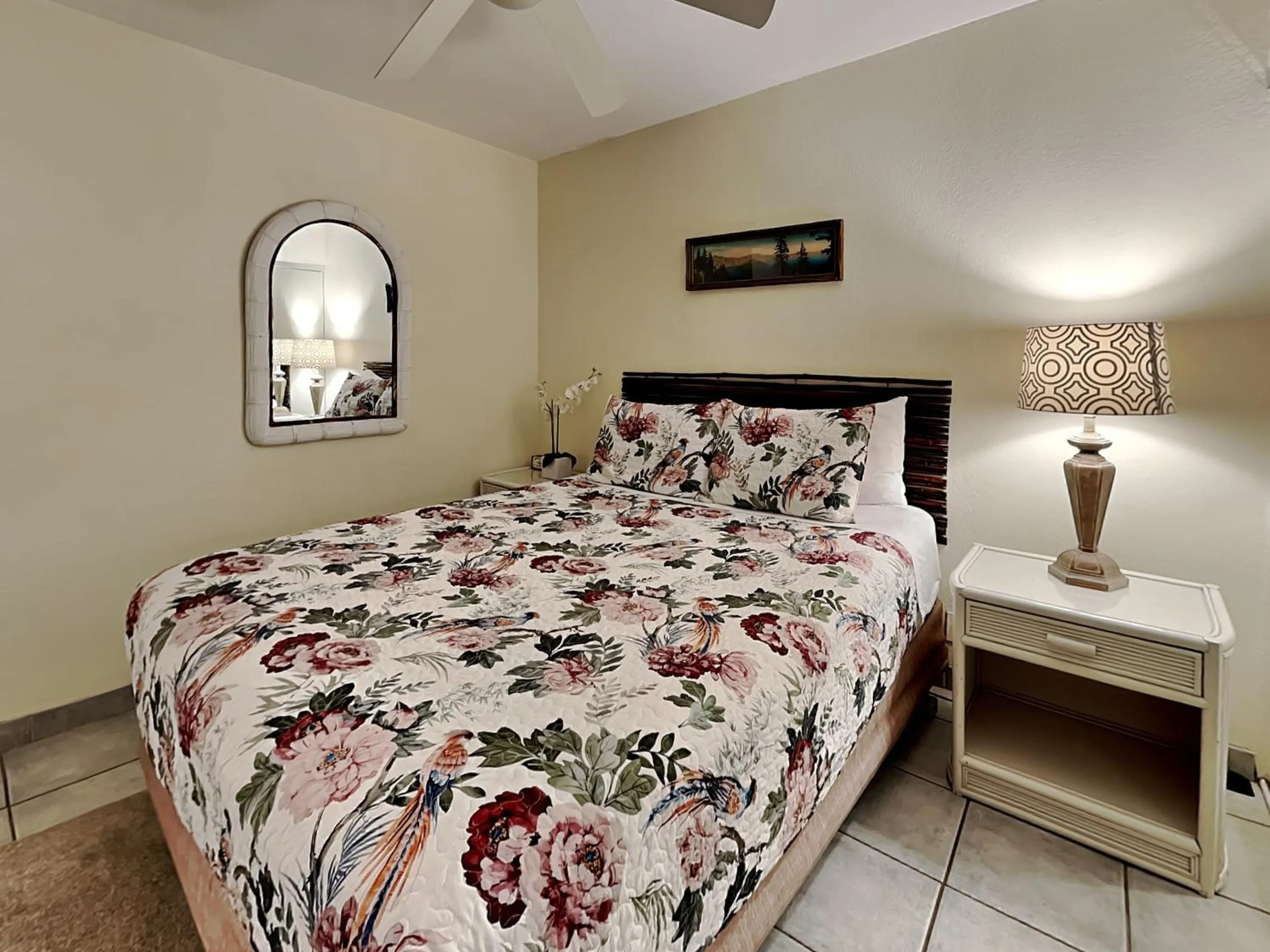 Bed in Kihei Garden Estates G-102