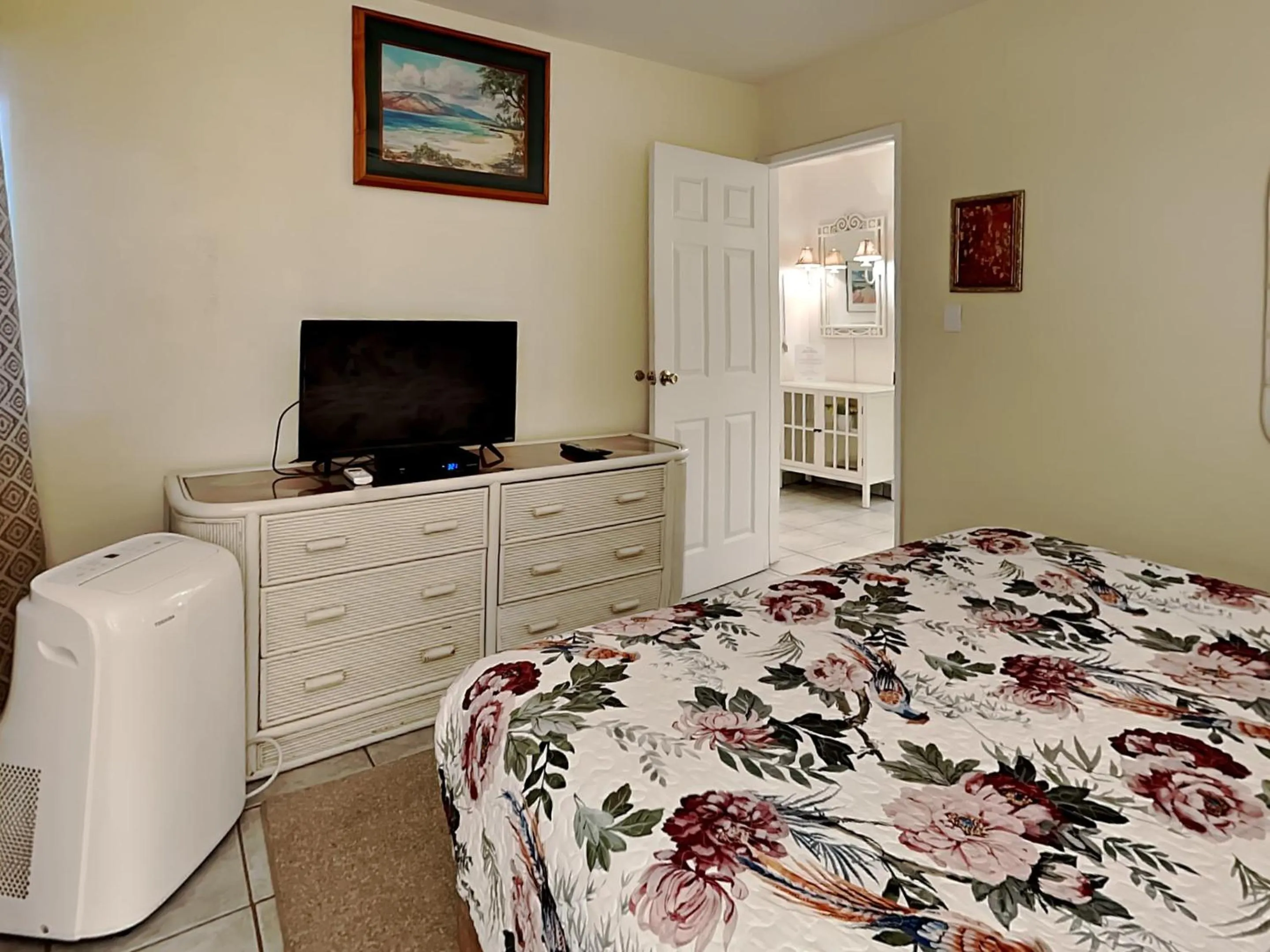 Bed in Kihei Garden Estates G-102