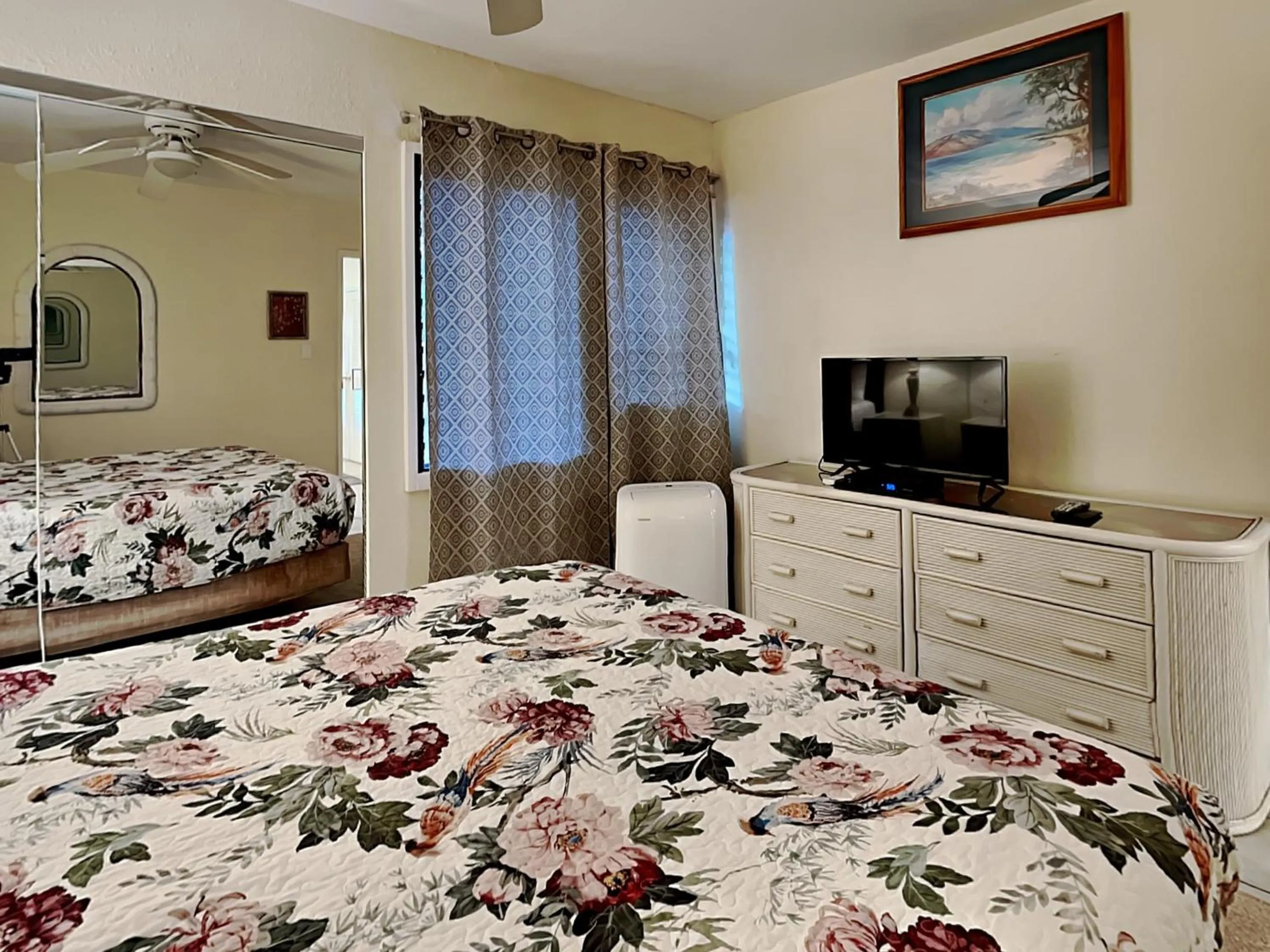 Bed in Kihei Garden Estates G-102