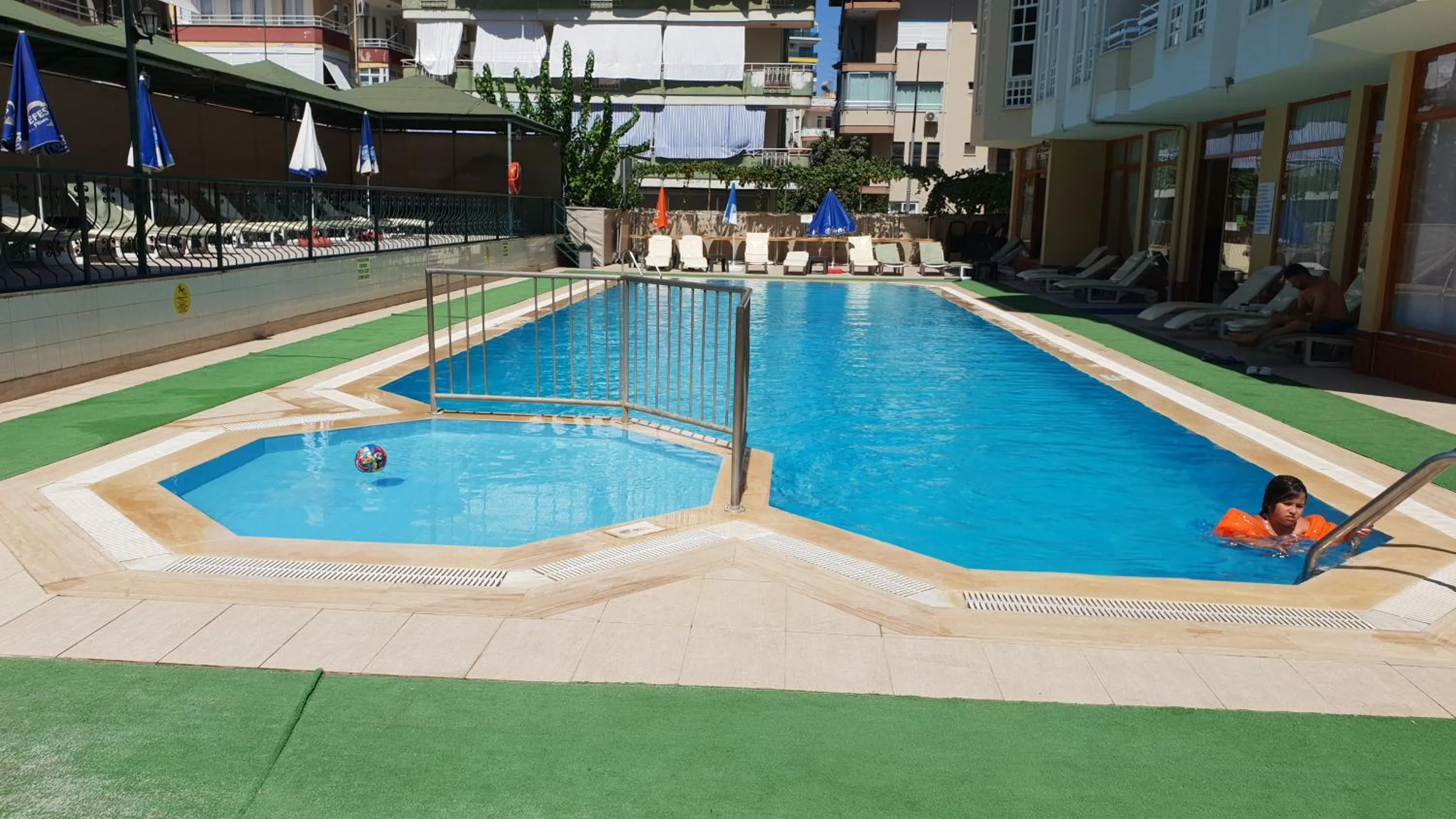 Swimming pool in İSABELLA APART OTEL