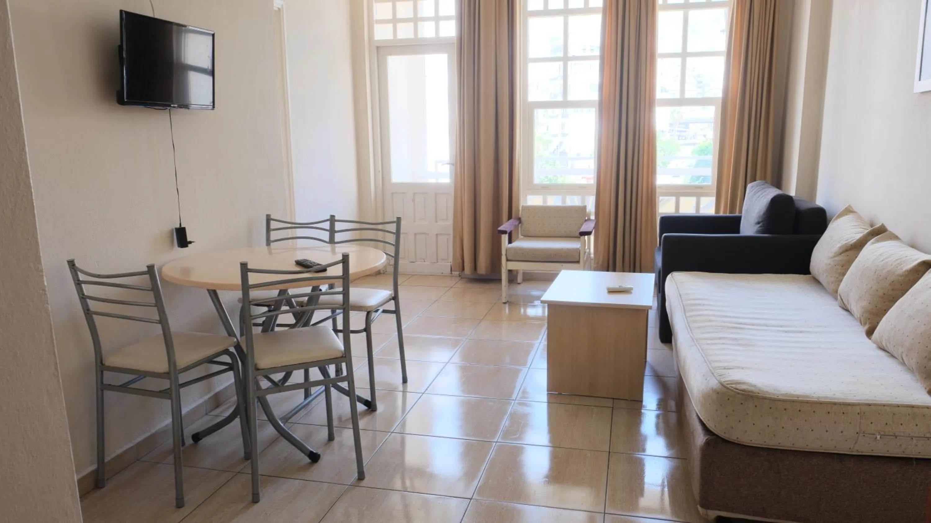 Communal lounge/ TV room in İSABELLA APART OTEL