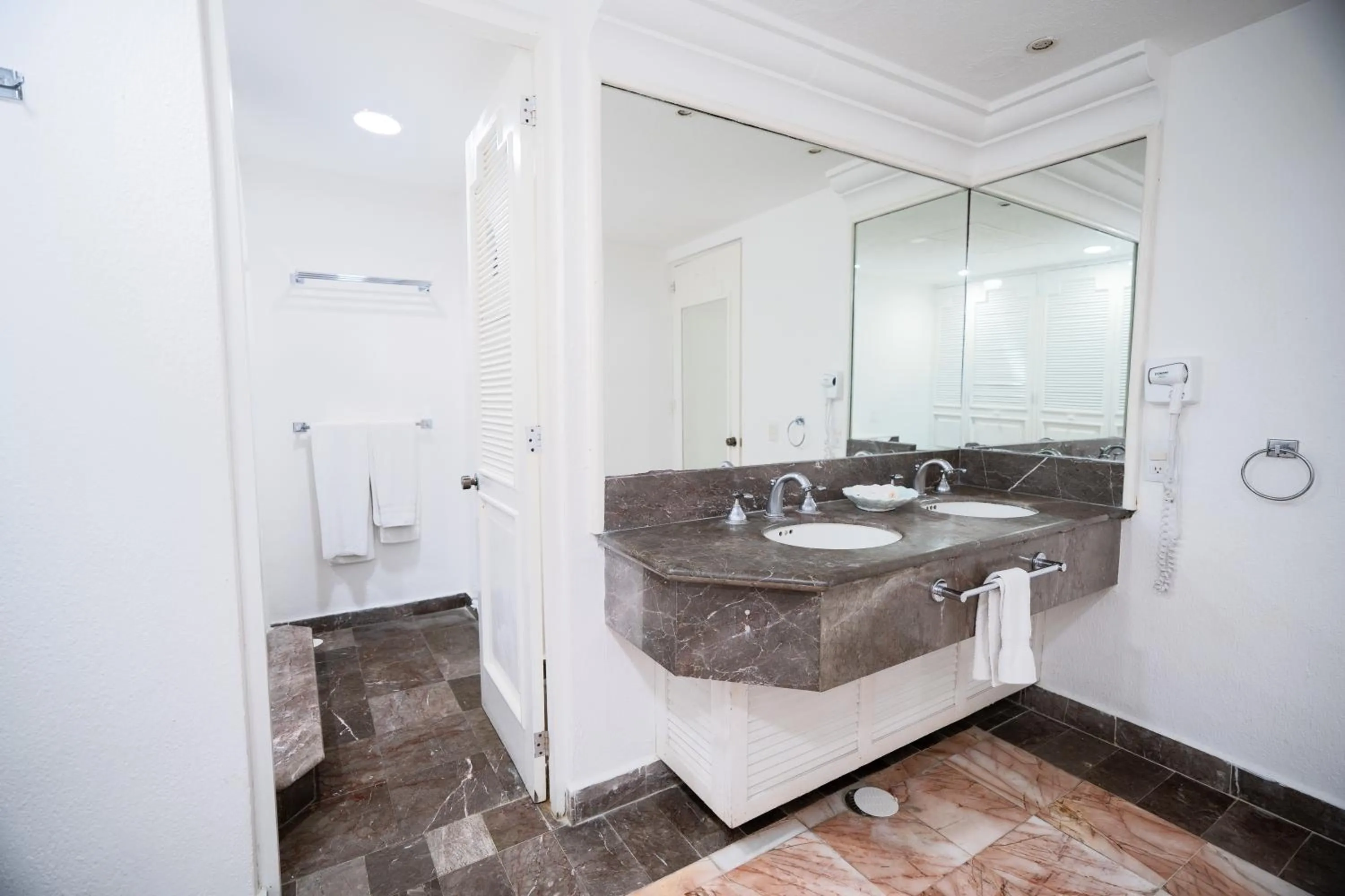 Bathroom in Hotel y Museo Casa Turquesa