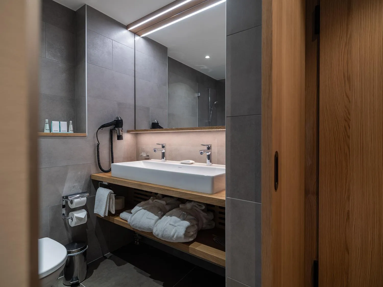 Bathroom, Bed in National Zermatt - Matterhorn Views, Sunnegga Gateway & SPA