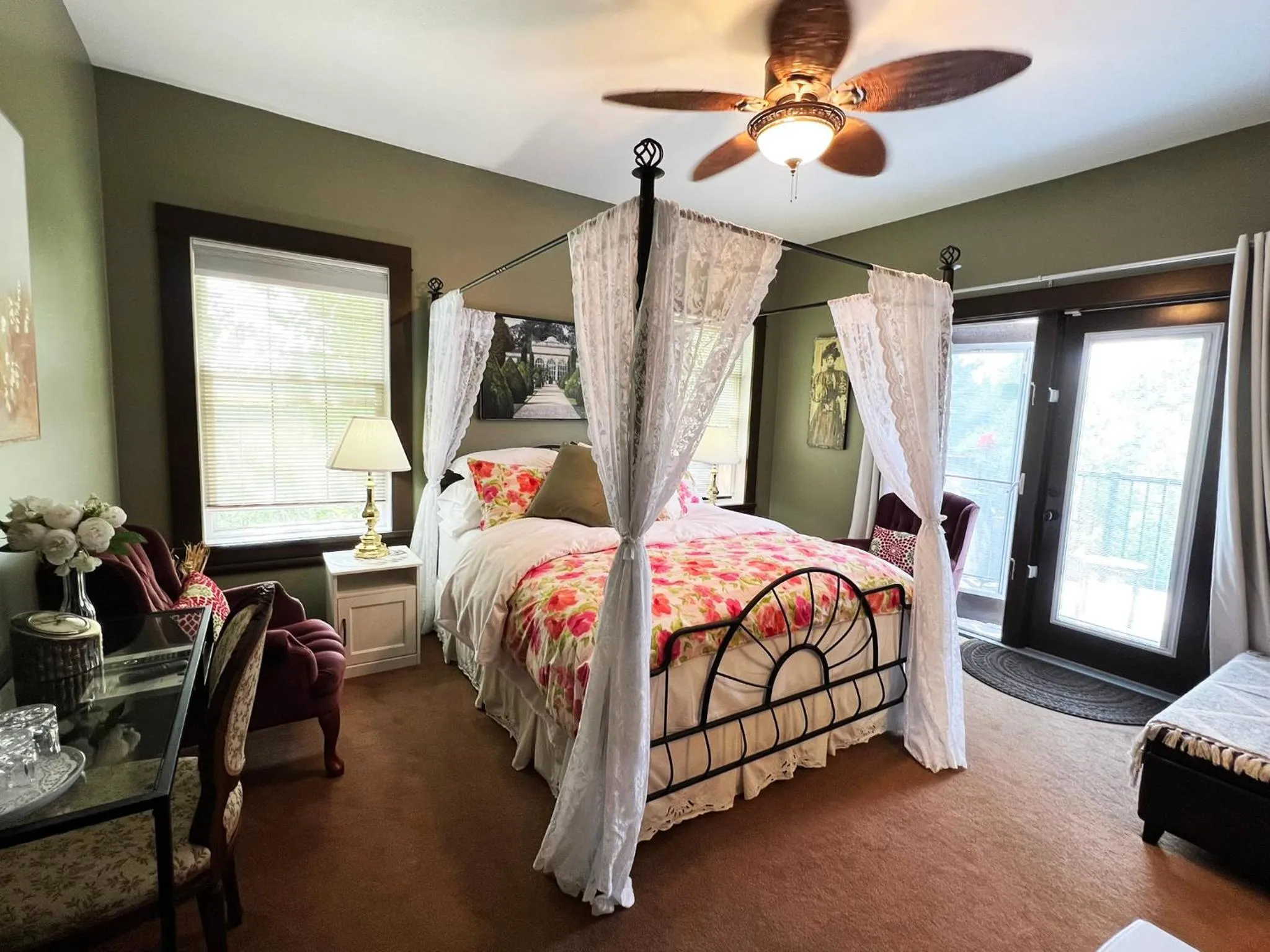 Bed in Wolf Creek Bed and Breakfast