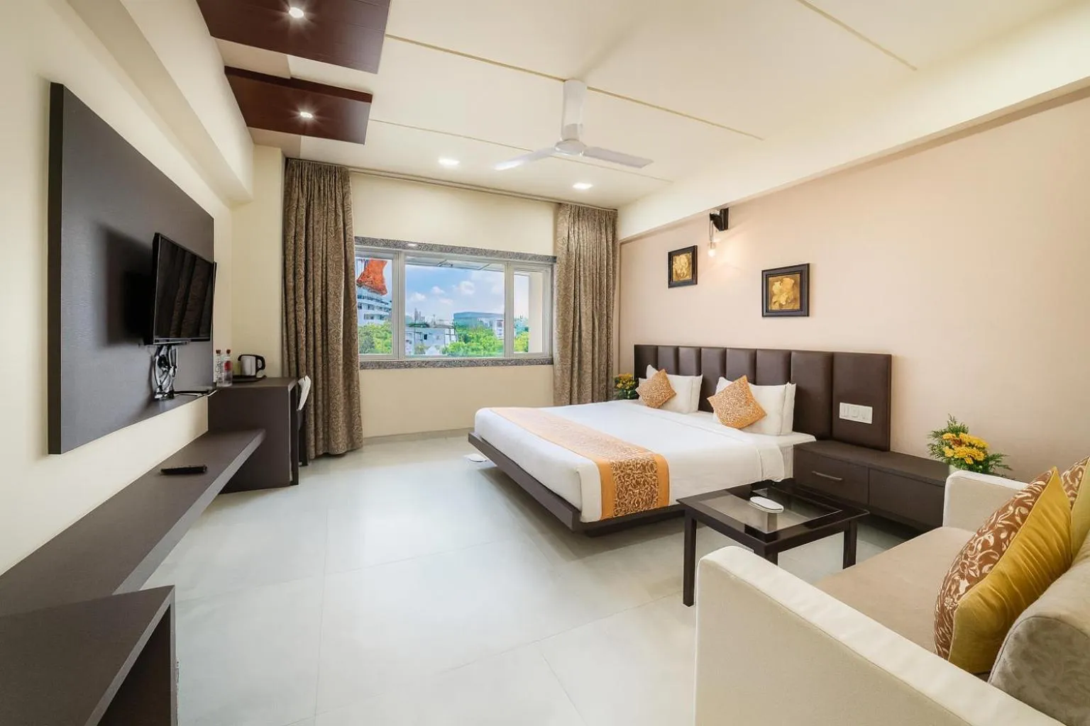 Communal lounge/ TV room, Bed in The Sky Imperial- Hotel Gopal Darshan