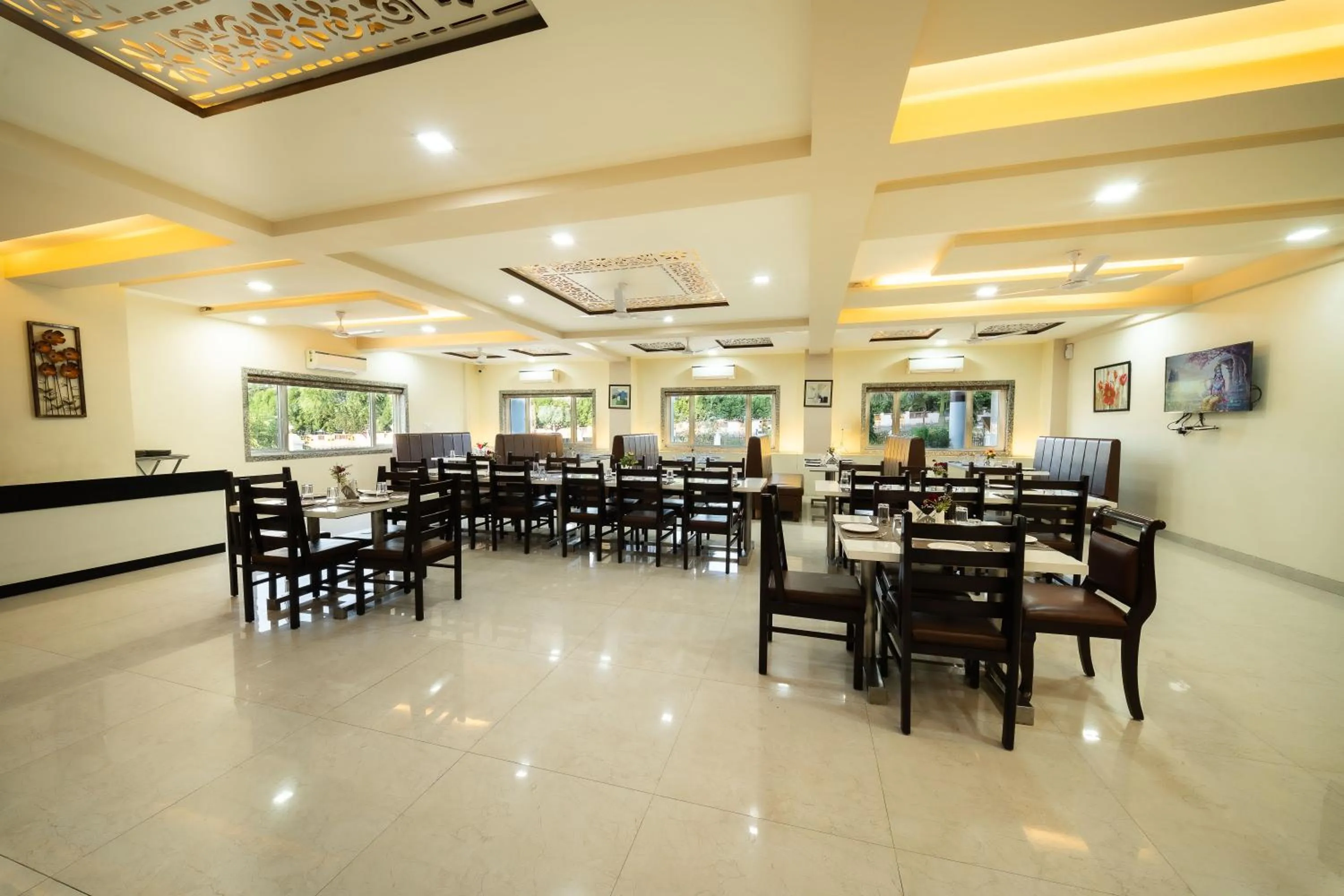 Restaurant/places to eat in The Sky Imperial- Hotel Gopal Darshan