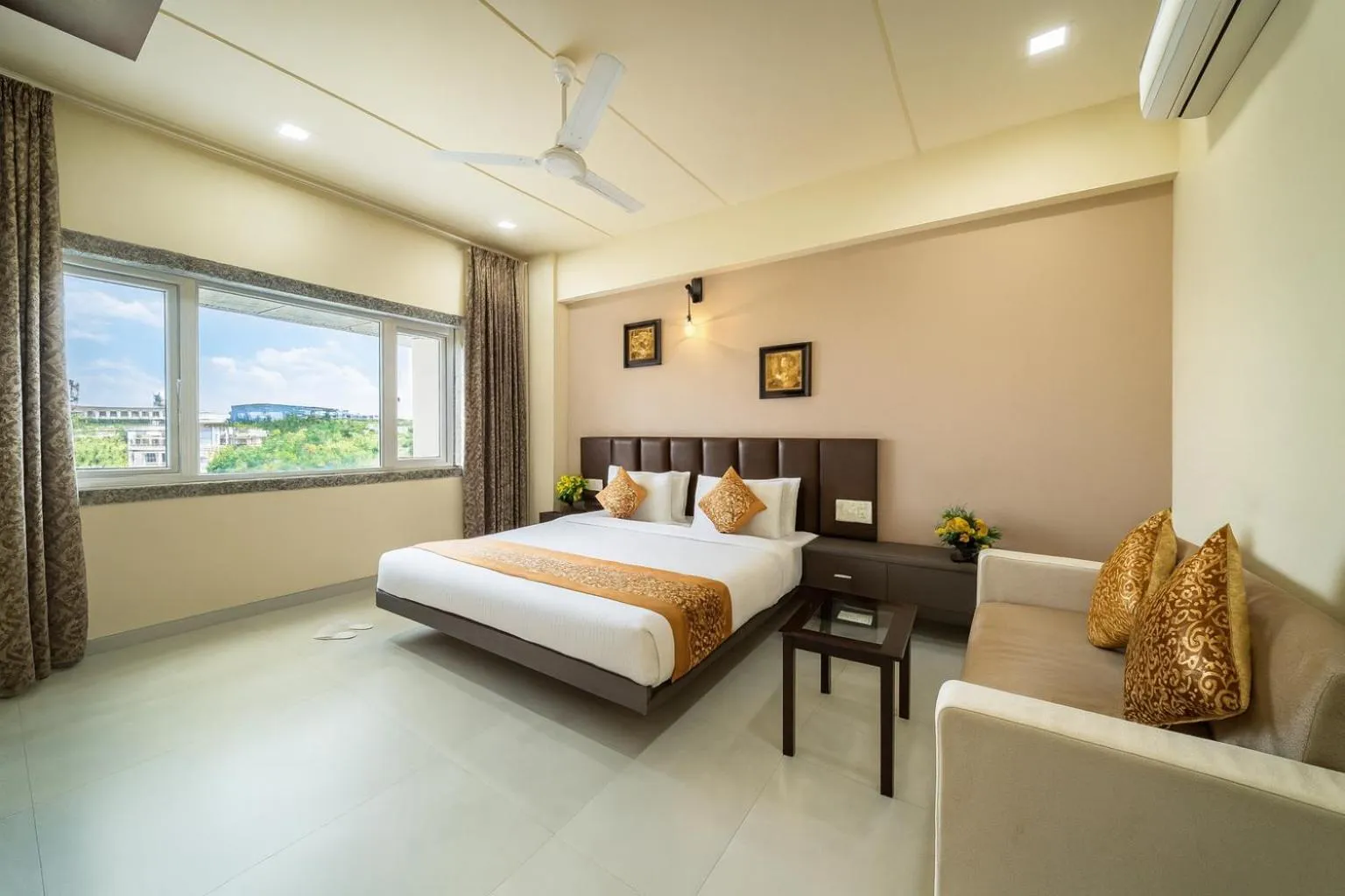 Living room, Bed in The Sky Imperial- Hotel Gopal Darshan