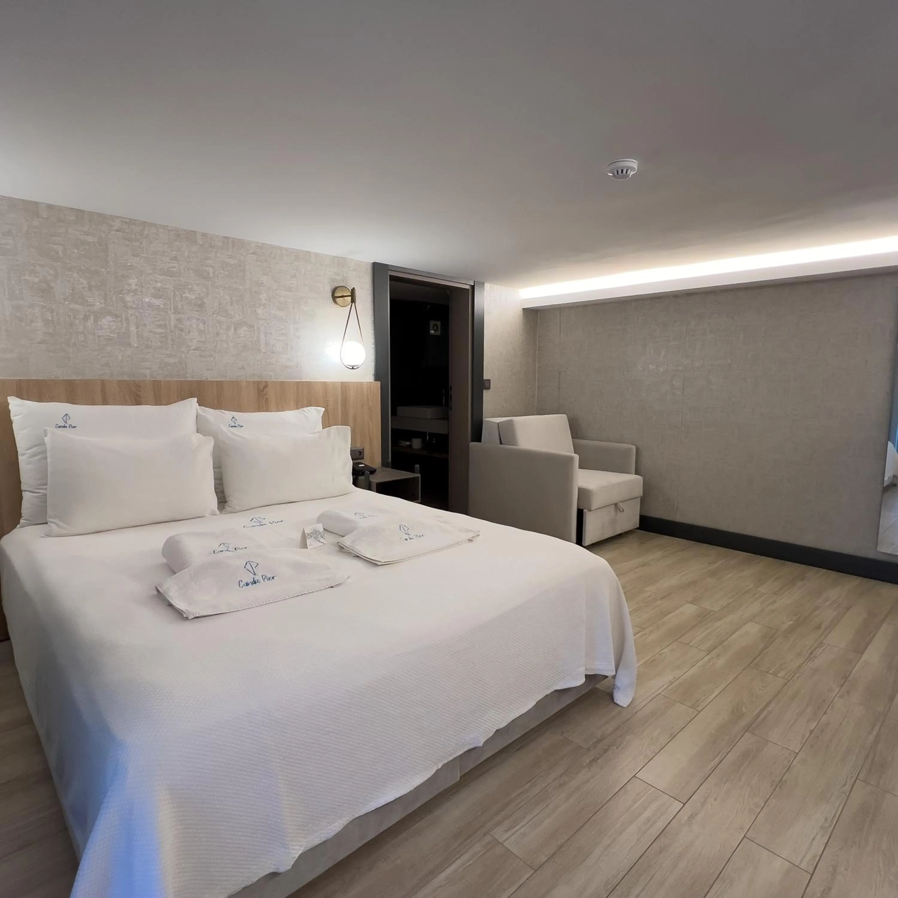 Bathroom, Bed in CUNDA PİER OTEL