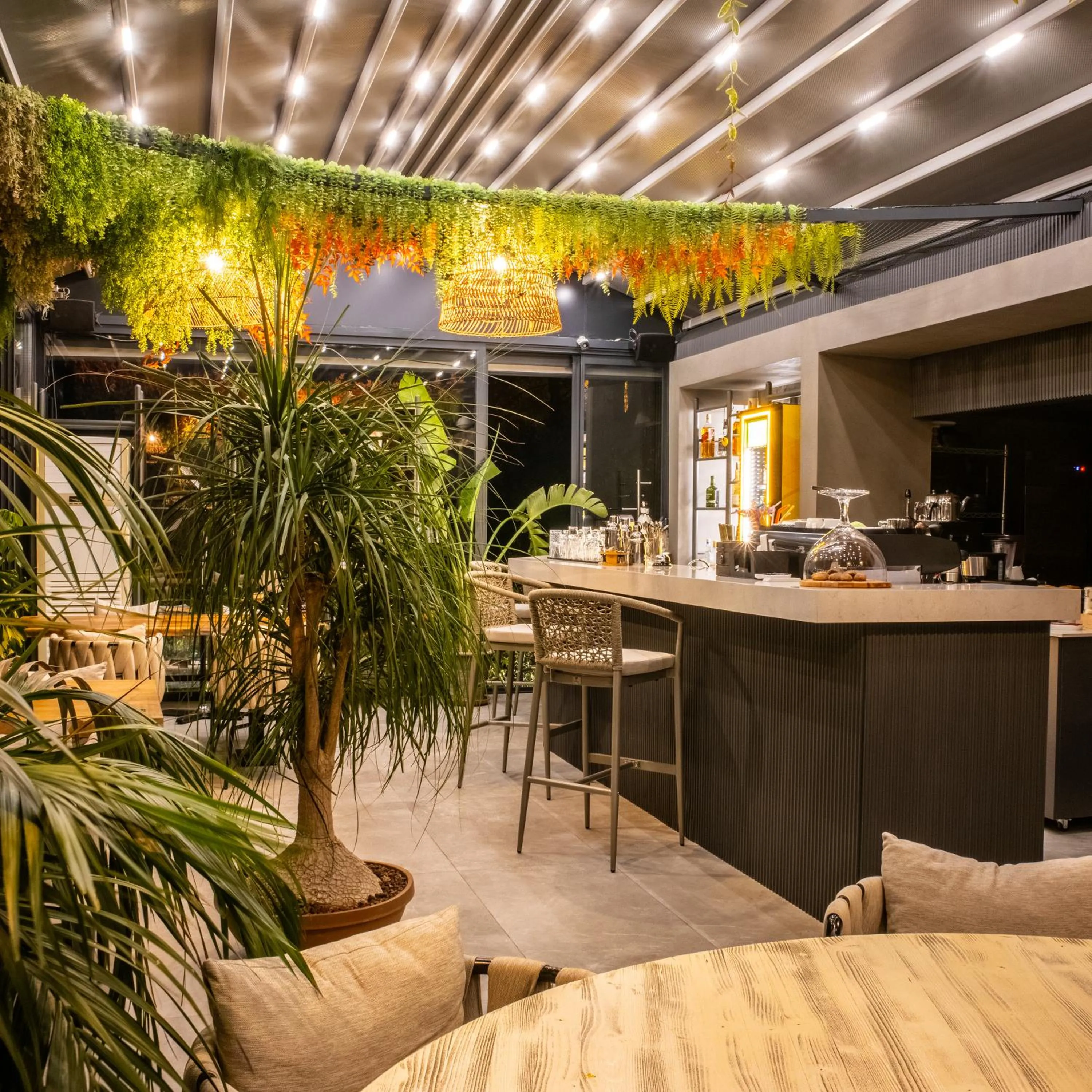 Restaurant/places to eat in CUNDA PİER OTEL