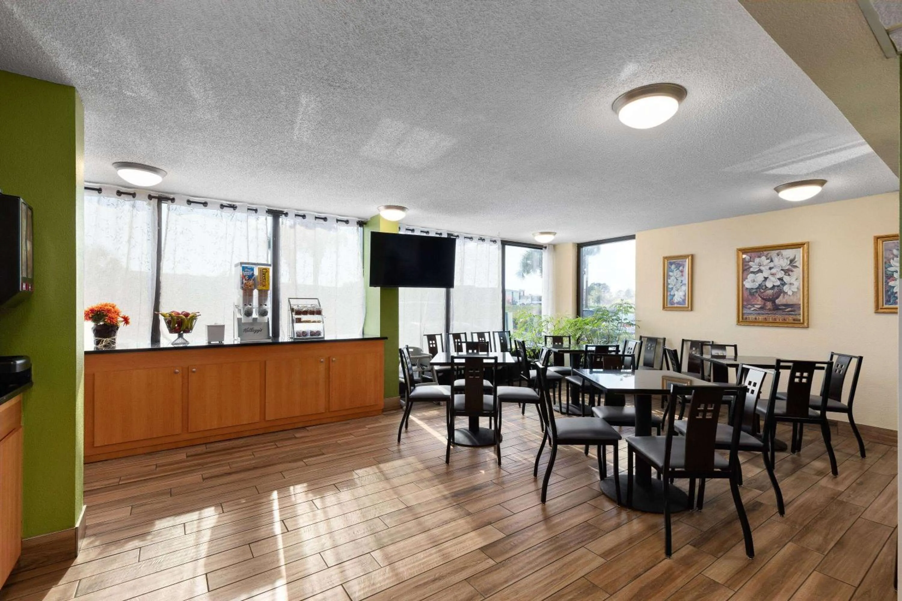 Breakfast in Super 8 by Wyndham Myrtle Beach/Market Common Area