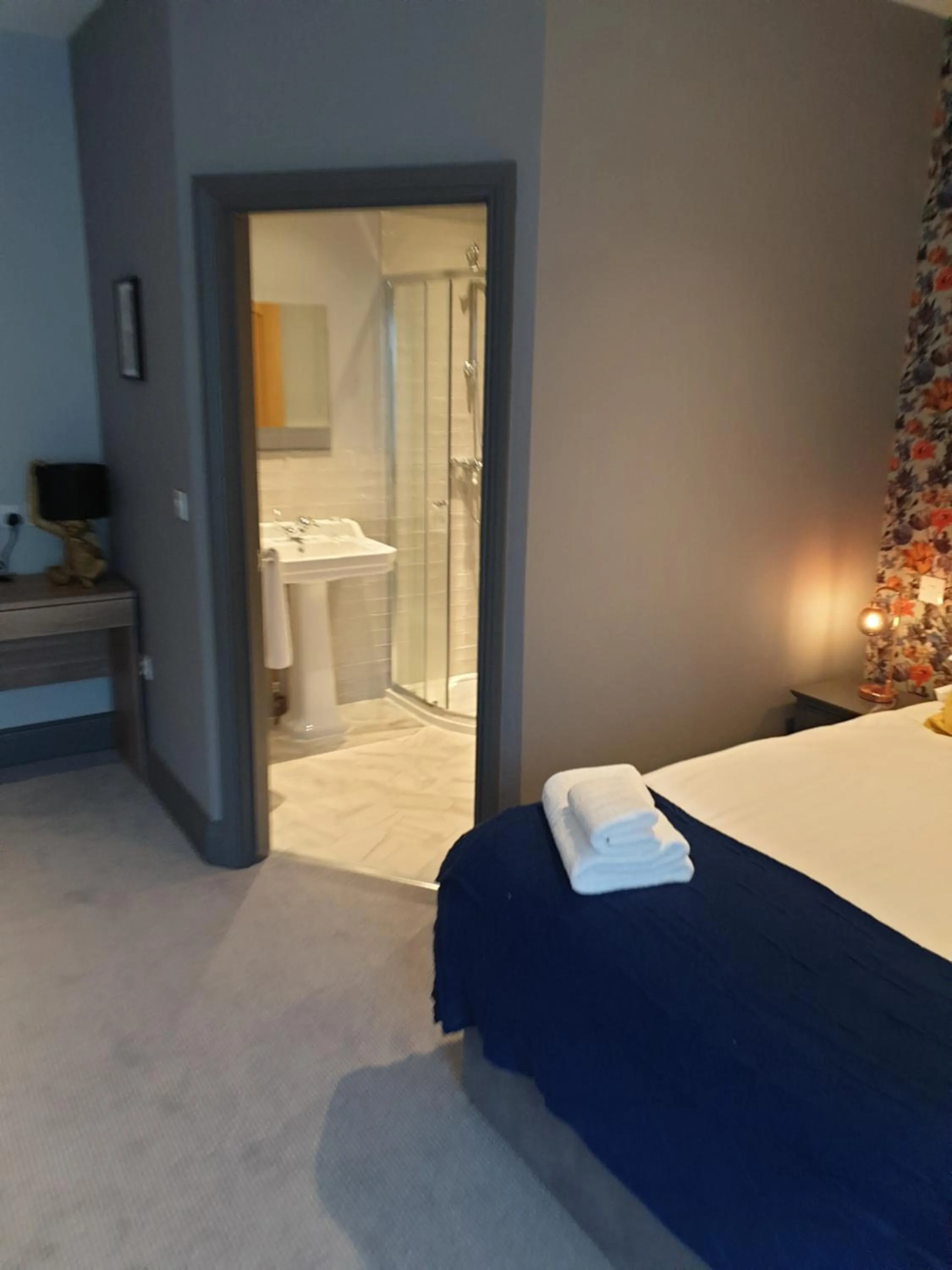 Bedroom, Bed in The Strutt Arms