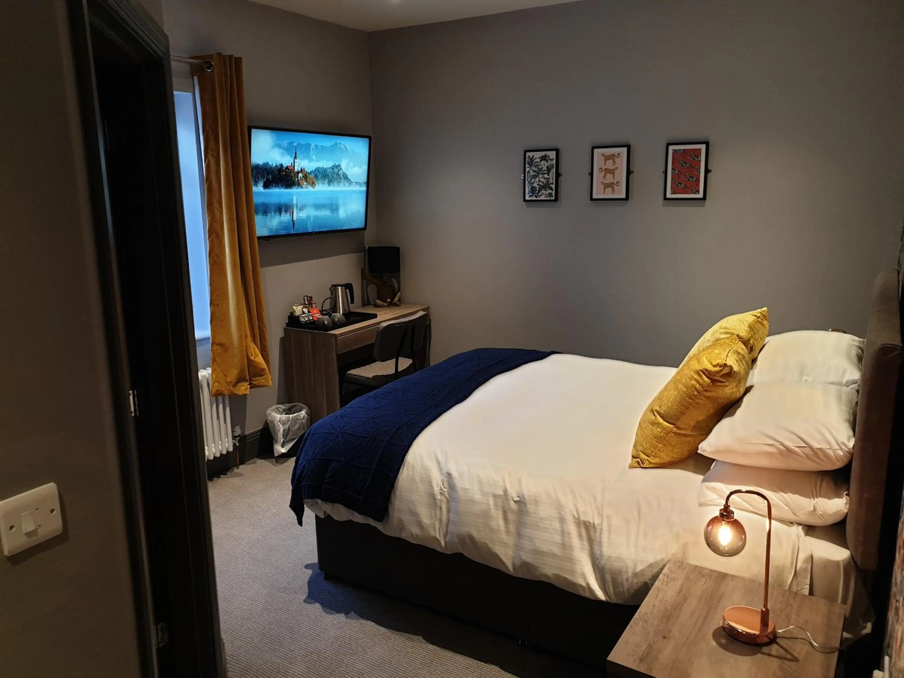 Photo of the whole room, Bed in The Strutt Arms