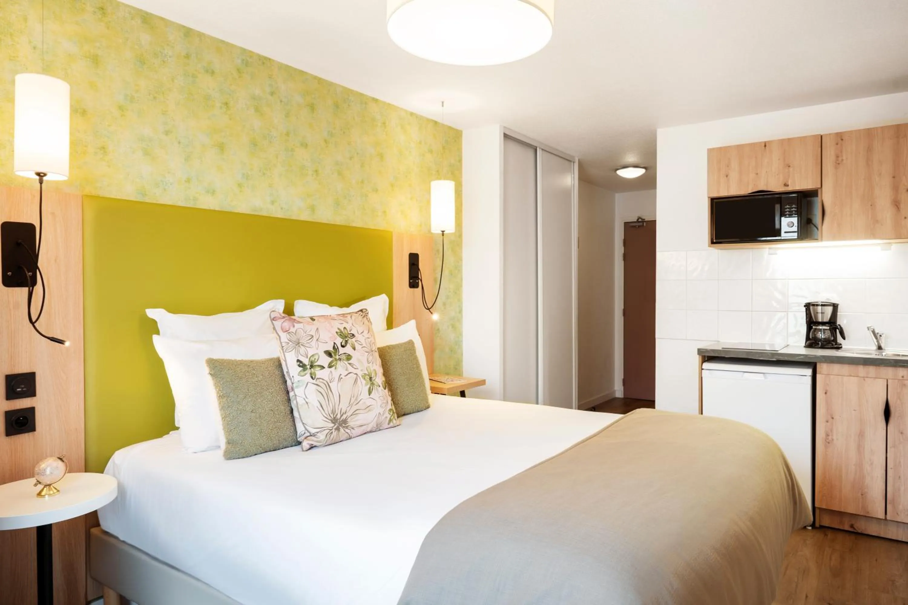 Kitchen or kitchenette, Bed in Séjours & Affaires Paris-Malakoff