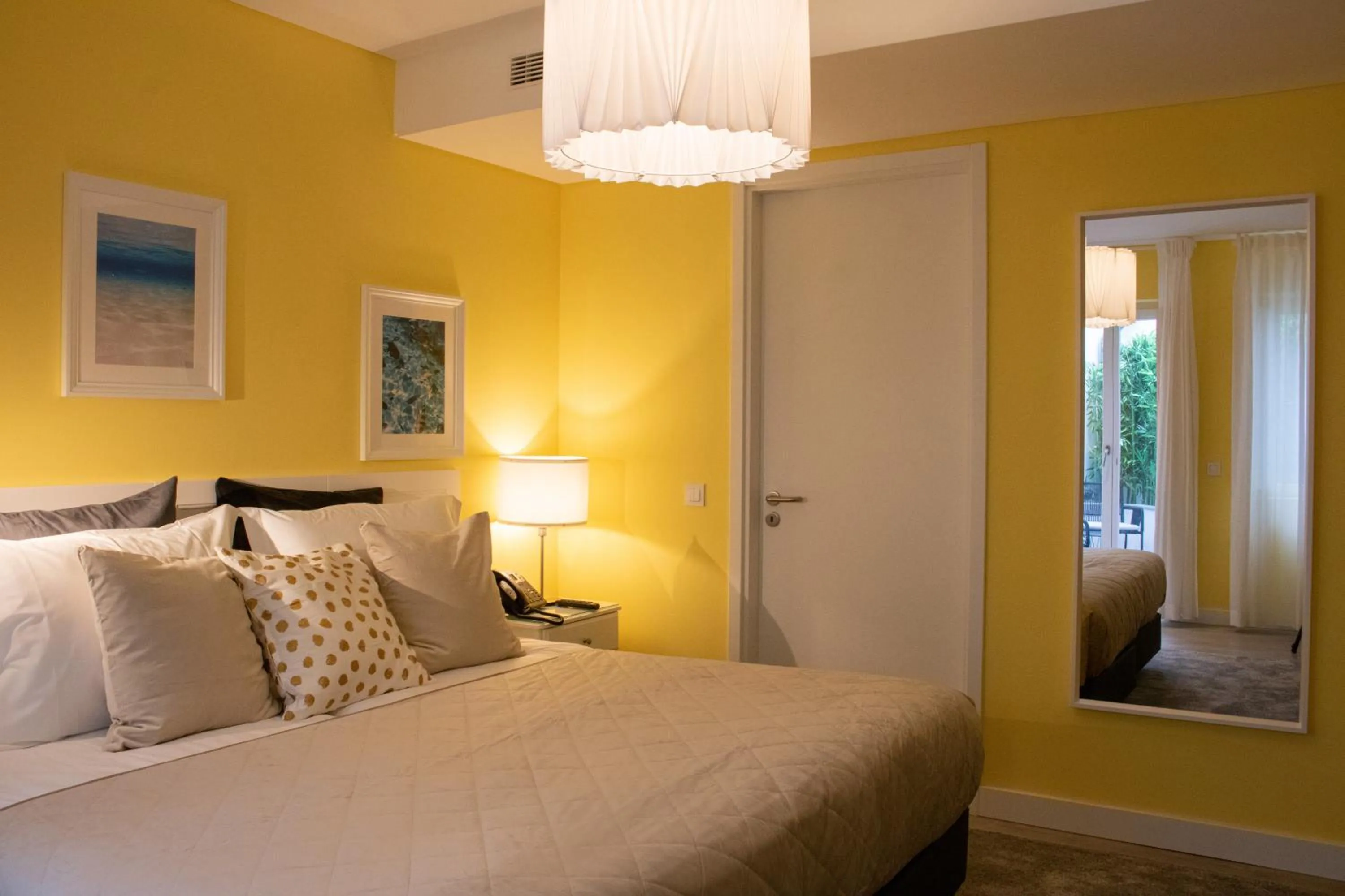 Balcony/Terrace, Bed in Kavia Hotel do Largo