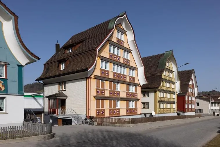 Quiet street view in Blattenheimat - im traditionellen Appenzeller Haus