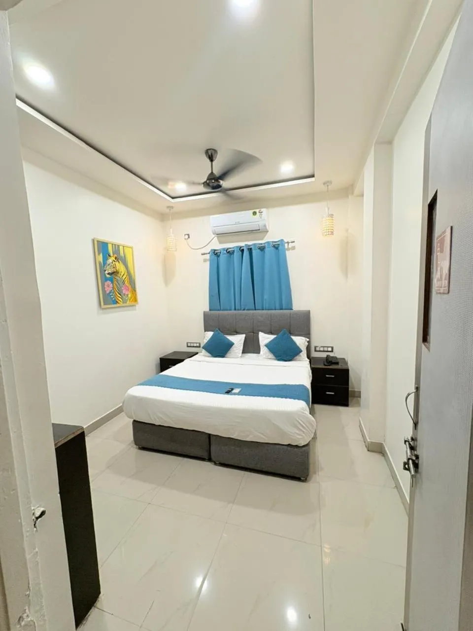 Bedroom, Bed in Silver Key Suites