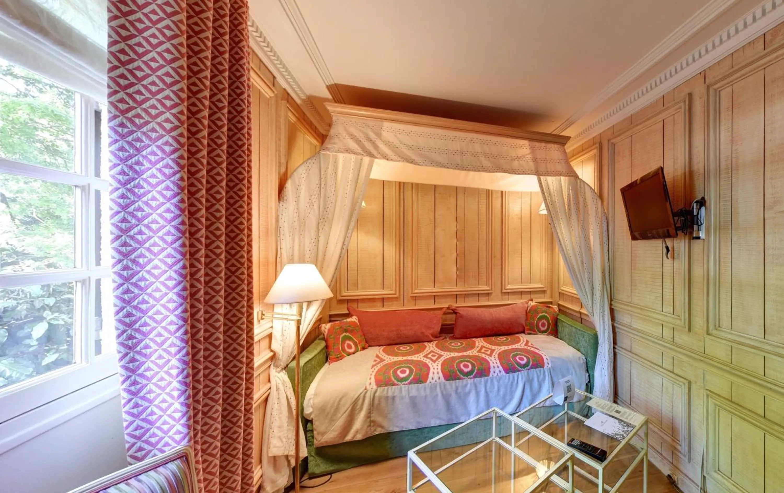 Seating area, Bed in CAZAUDEHORE Hôtel Restaurant Gastronomique Terrasse et Jardins