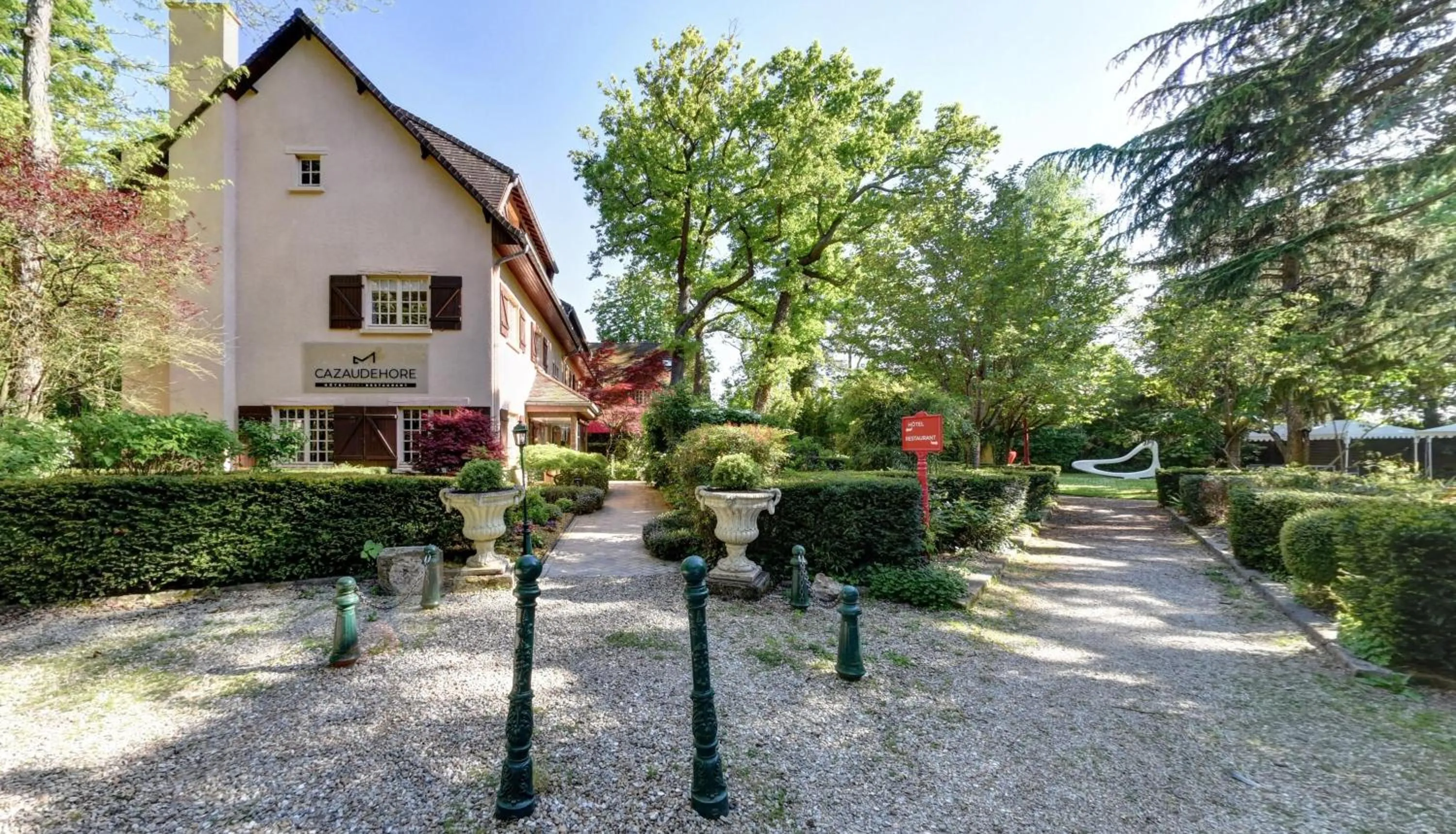 Property building in CAZAUDEHORE Hôtel Restaurant Gastronomique Terrasse et Jardins