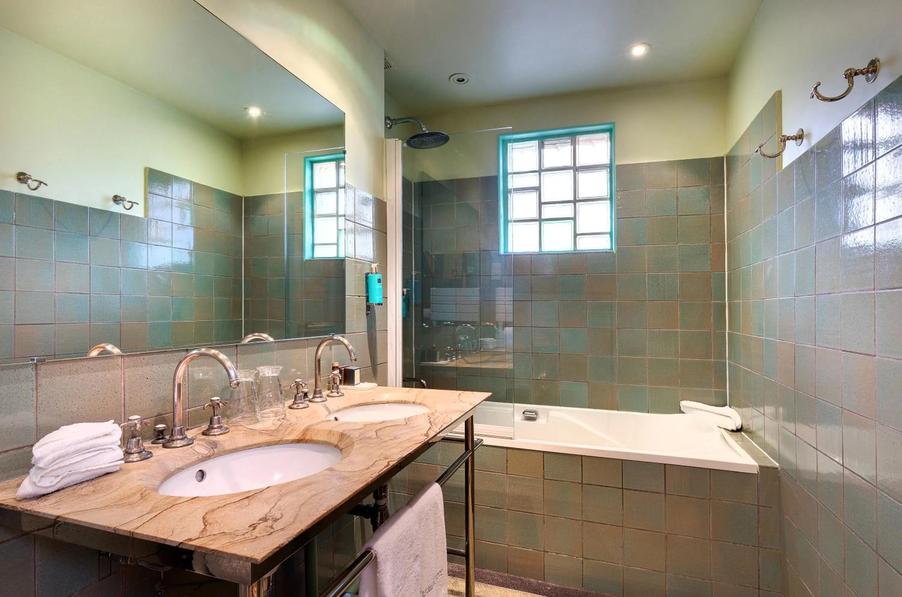 Bathroom in CAZAUDEHORE Hôtel Restaurant Gastronomique Terrasse et Jardins