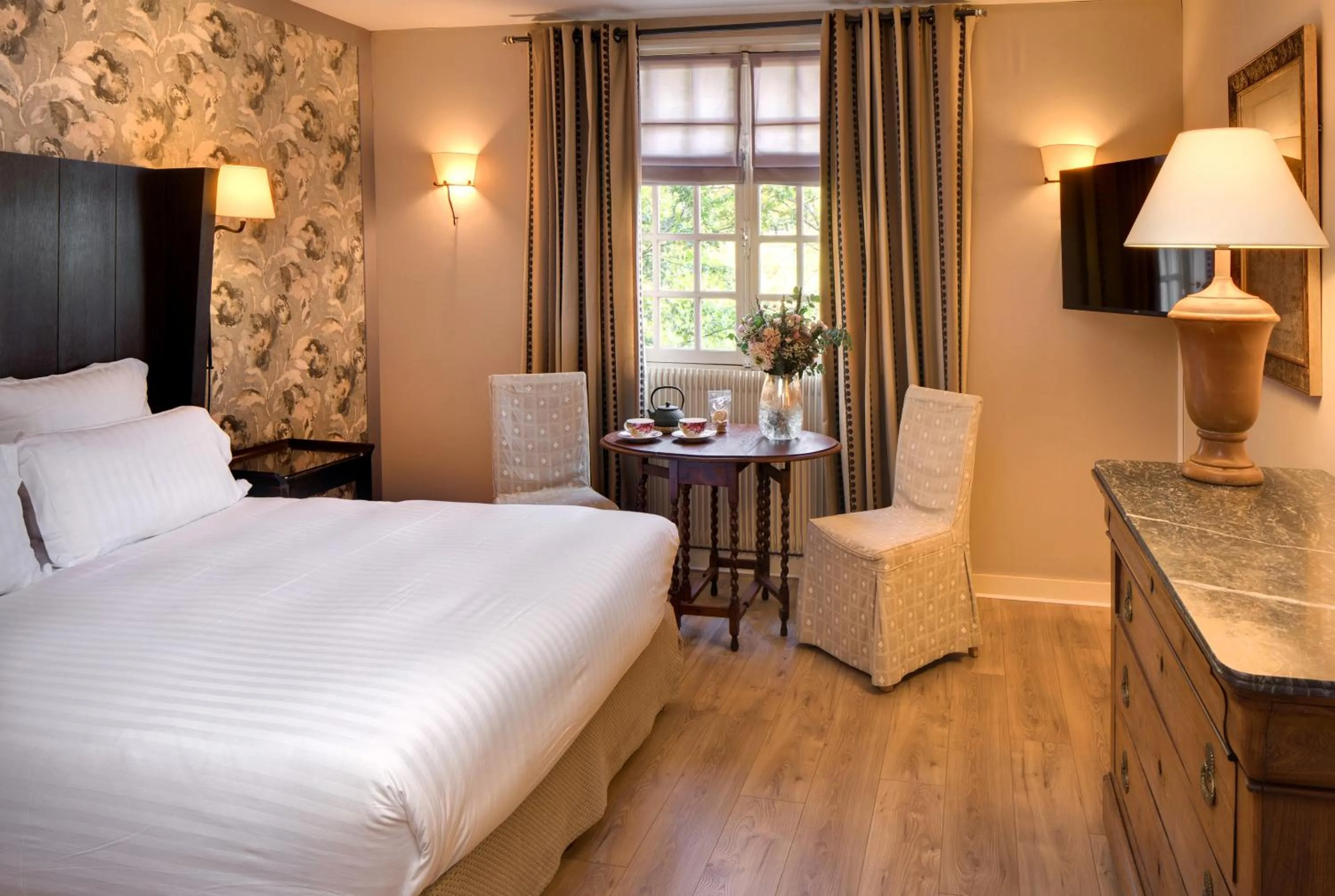 Property building, Bed in CAZAUDEHORE Hôtel Restaurant Gastronomique Terrasse et Jardins