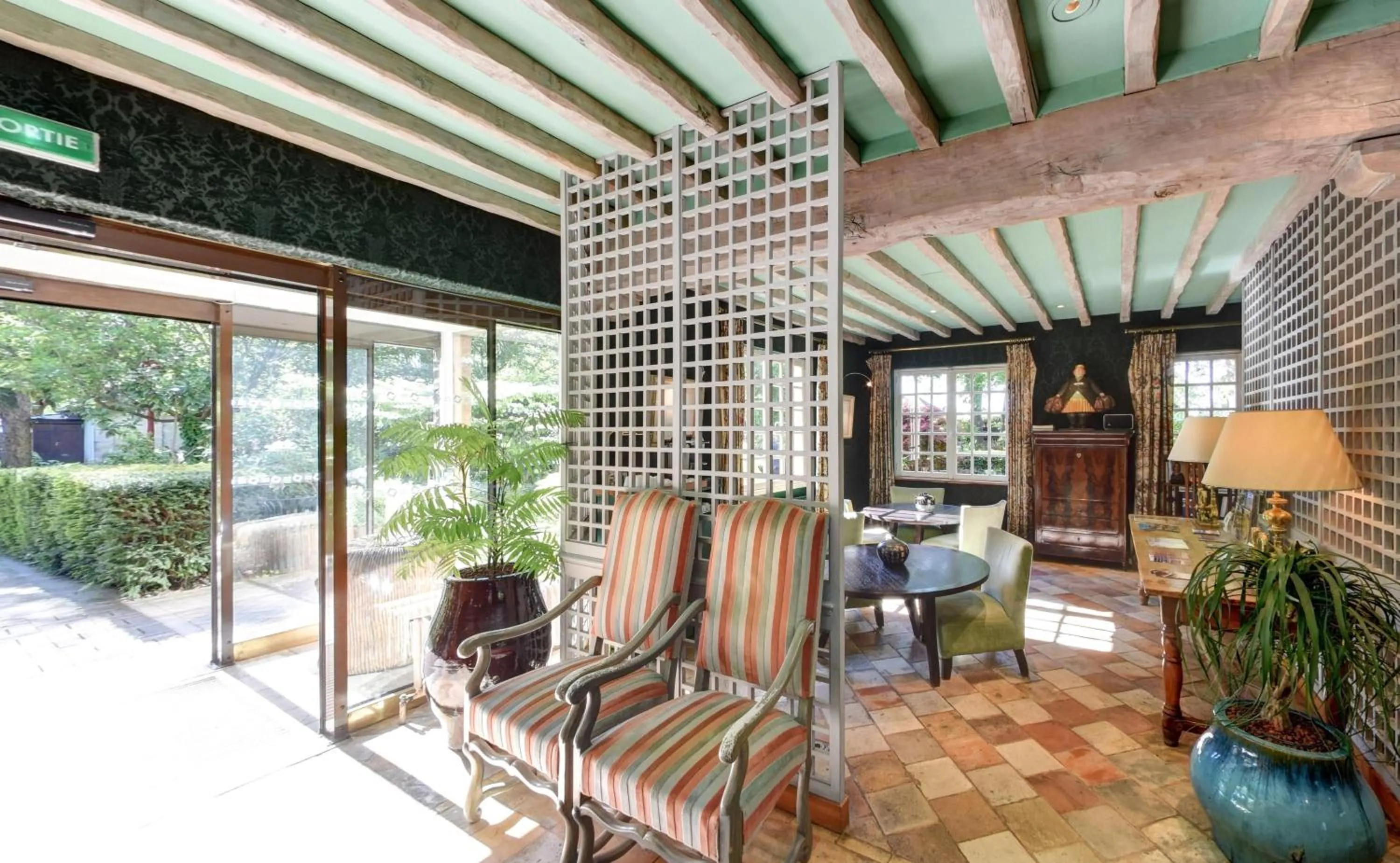 Living room in CAZAUDEHORE Hôtel Restaurant Gastronomique Terrasse et Jardins