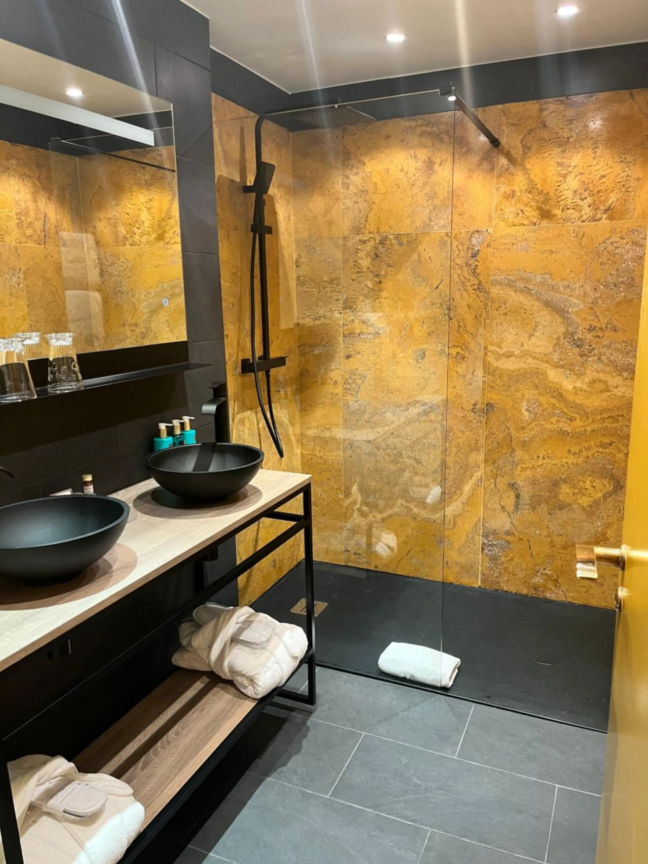 Bathroom in CAZAUDEHORE Hôtel Restaurant Gastronomique Terrasse et Jardins