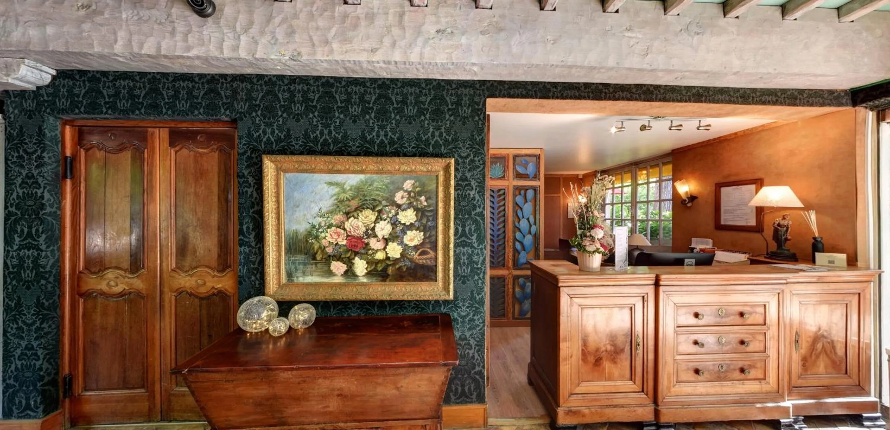 Lobby or reception in CAZAUDEHORE Hôtel Restaurant Gastronomique Terrasse et Jardins
