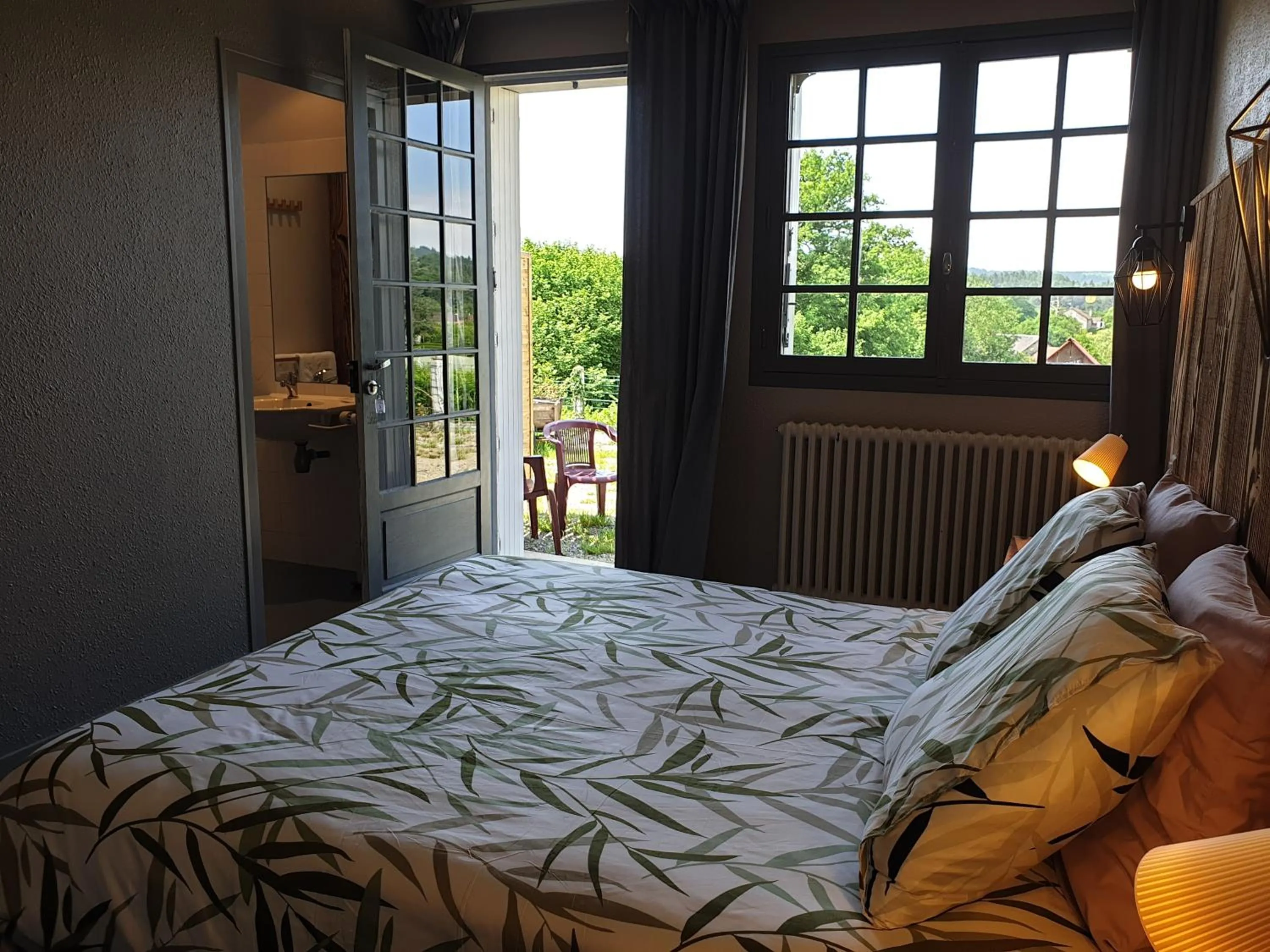 Photo of the whole room, Bed in Auberge du Bois de l'étang - Motel les Tilleuls