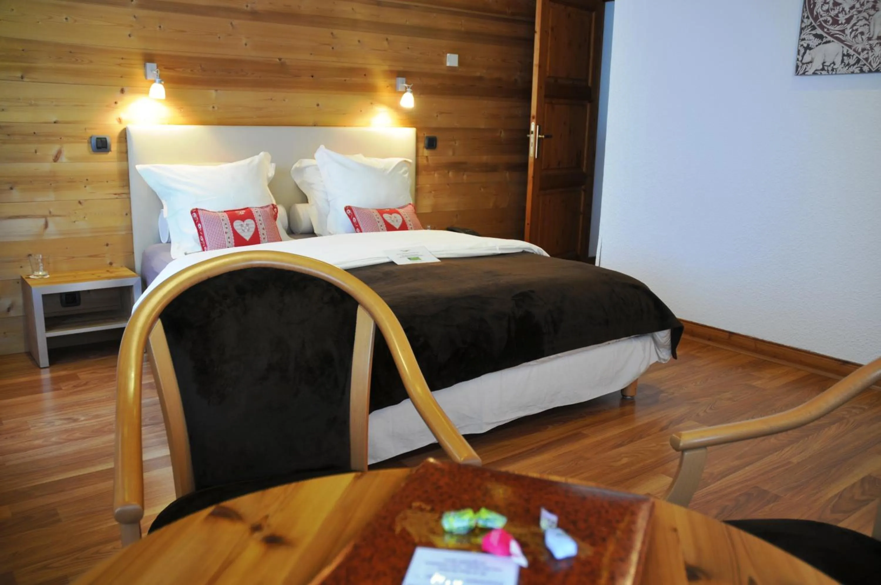 Photo of the whole room, Bed in Le Calgary