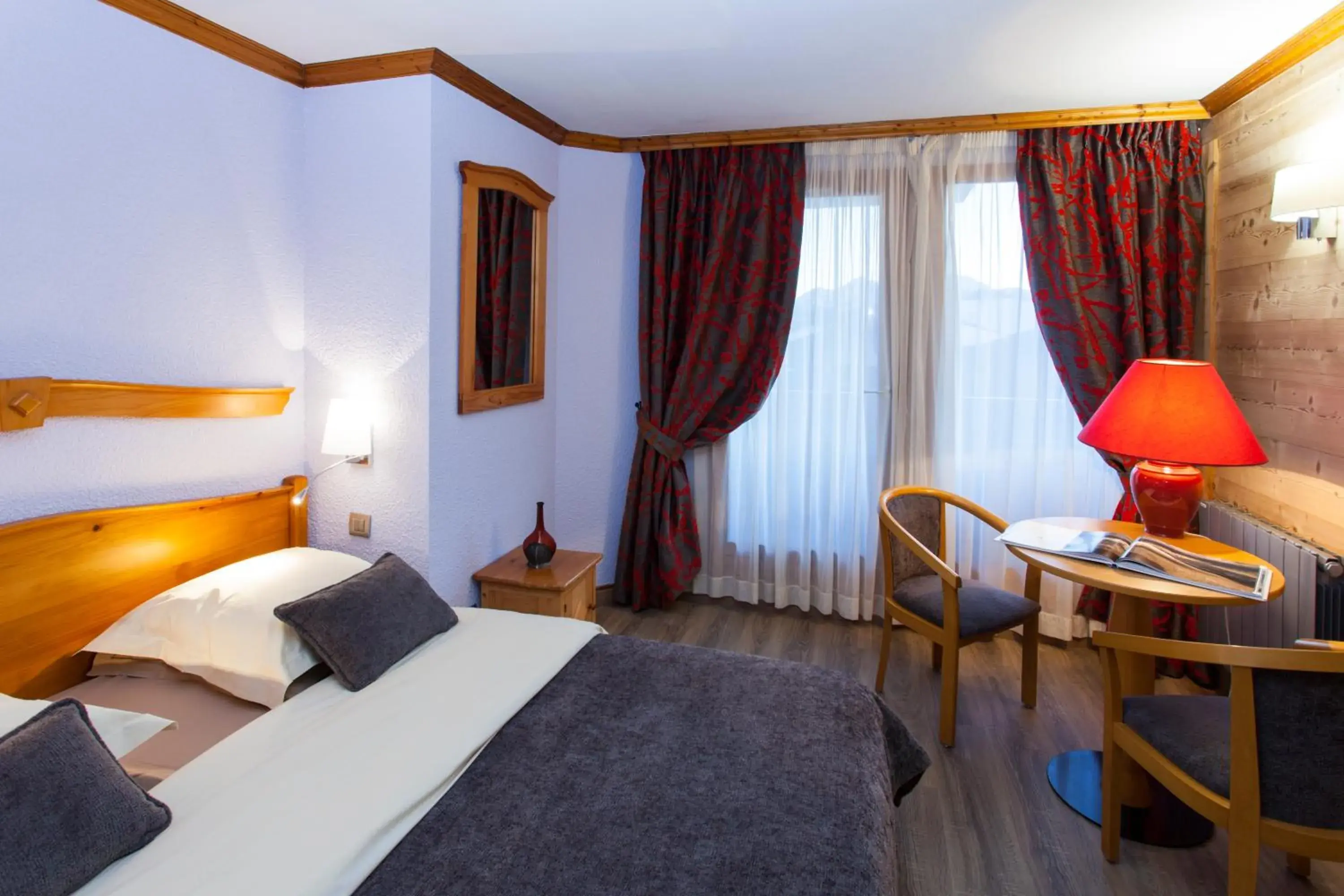 Double Room with Mountain View in Le Calgary Double Room with Mountain View in Le Calgary