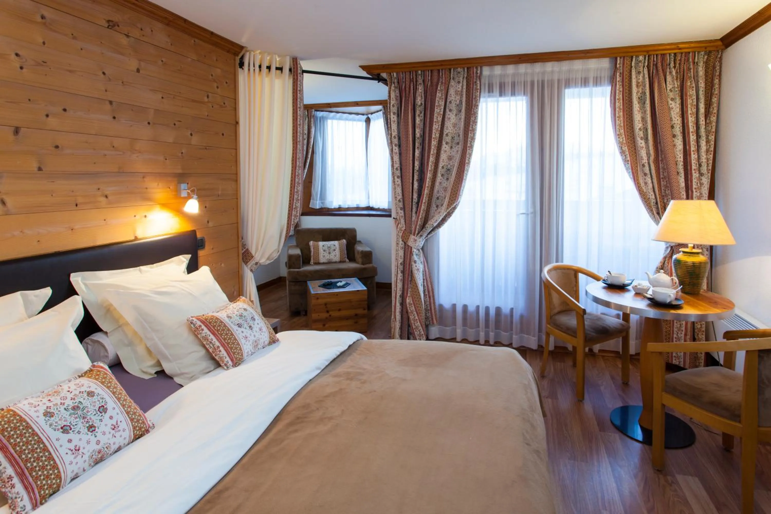 Photo of the whole room, Bed in Le Calgary