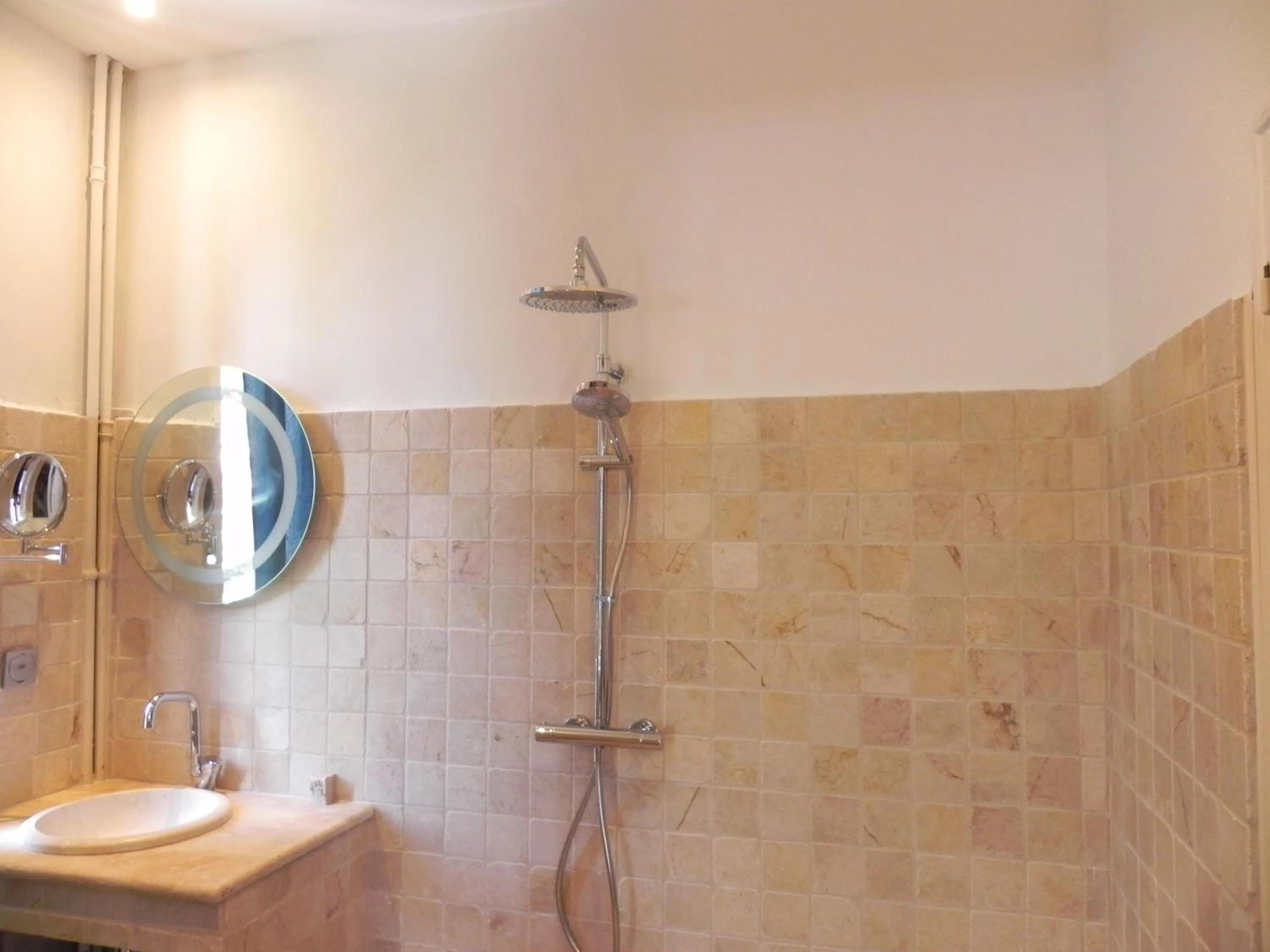 Suite Royale- SPA - Jacuzzi - Sauna - Massage - 2 Double Rooms - 4 SAISONS - Piscine Chauffée Toute l'année - POOL VIEW - Heated POOL -800m City Centre