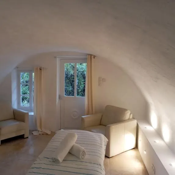 Bed in Suite Royale- SPA - Jacuzzi - Sauna - Massage - 2 Double Rooms - 4 SAISONS - Piscine Chauffée Toute l'année - POOL VIEW - Heated POOL -800m City Centre