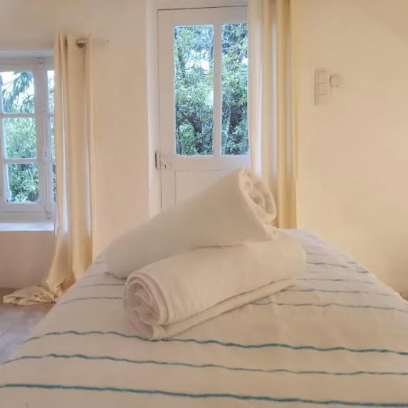 Bed in Suite Royale- SPA - Jacuzzi - Sauna - Massage - 2 Double Rooms - 4 SAISONS - Piscine Chauffée Toute l'année - POOL VIEW - Heated POOL -800m City Centre