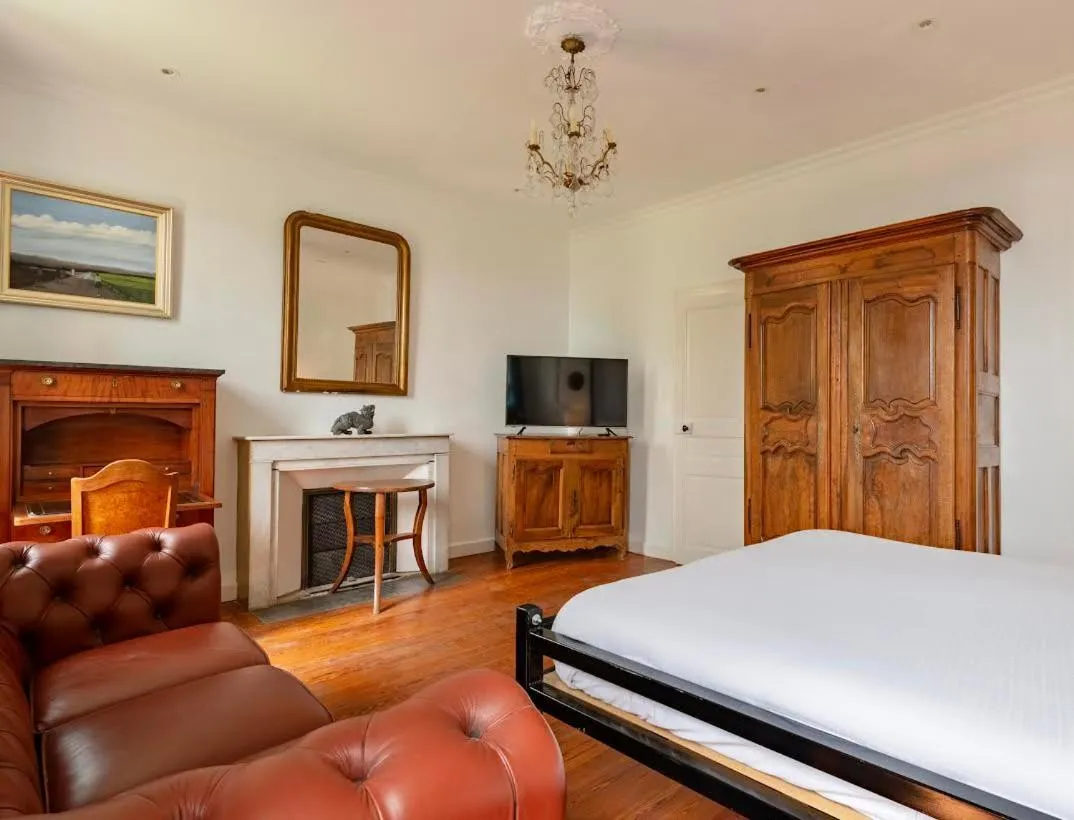 Bed in Suite Royale- SPA - Jacuzzi - Sauna - Massage - 2 Double Rooms - 4 SAISONS - Piscine Chauffée Toute l'année - POOL VIEW - Heated POOL -800m City Centre