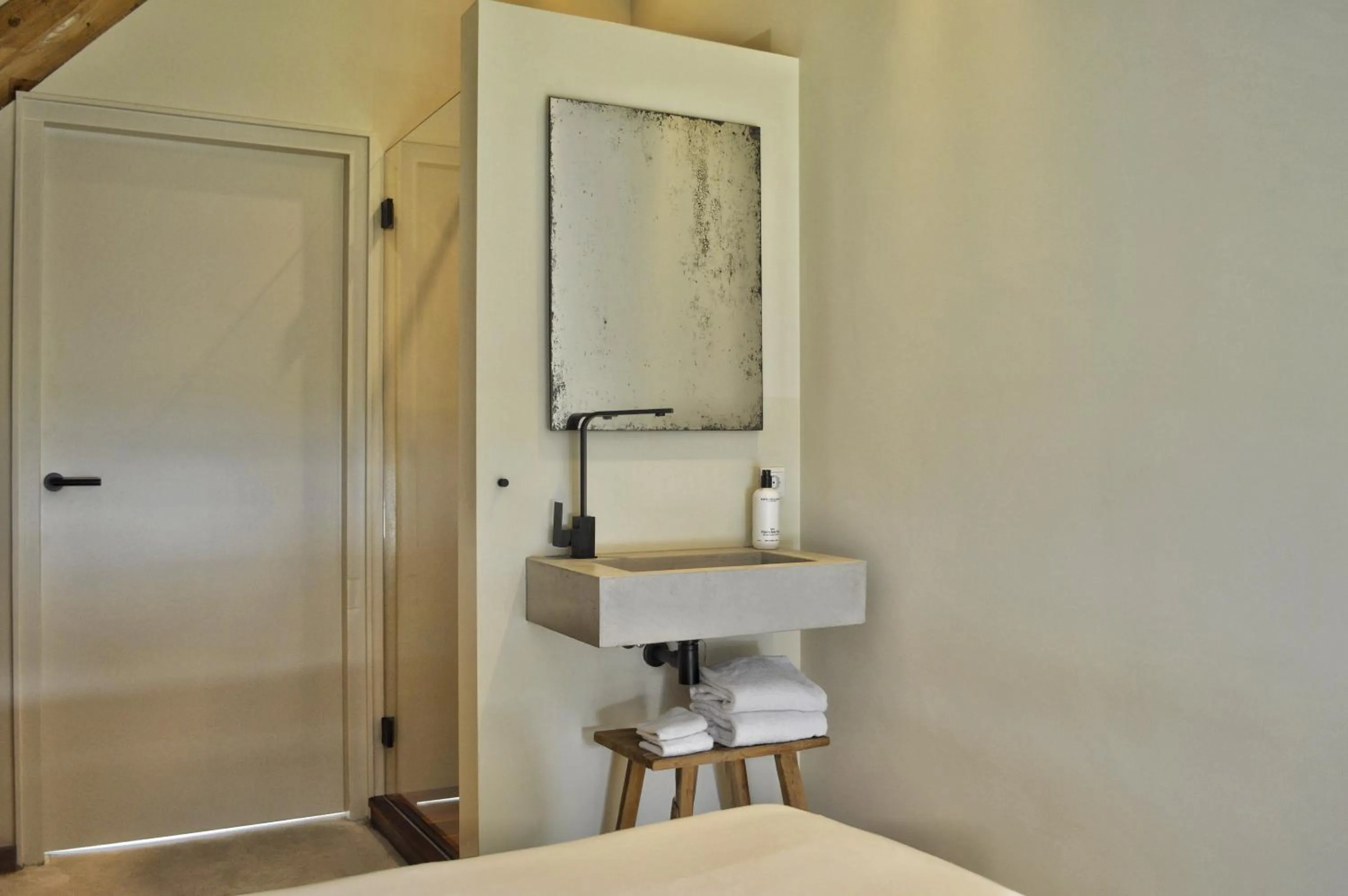 Bathroom in Van Heeckeren Apartments & Suites Buren