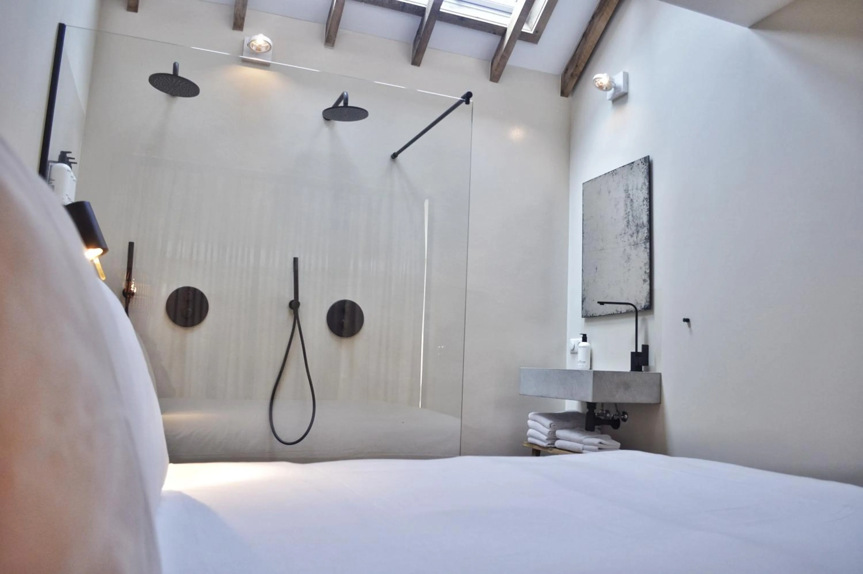 Bathroom, Bed in Van Heeckeren Apartments & Suites Buren