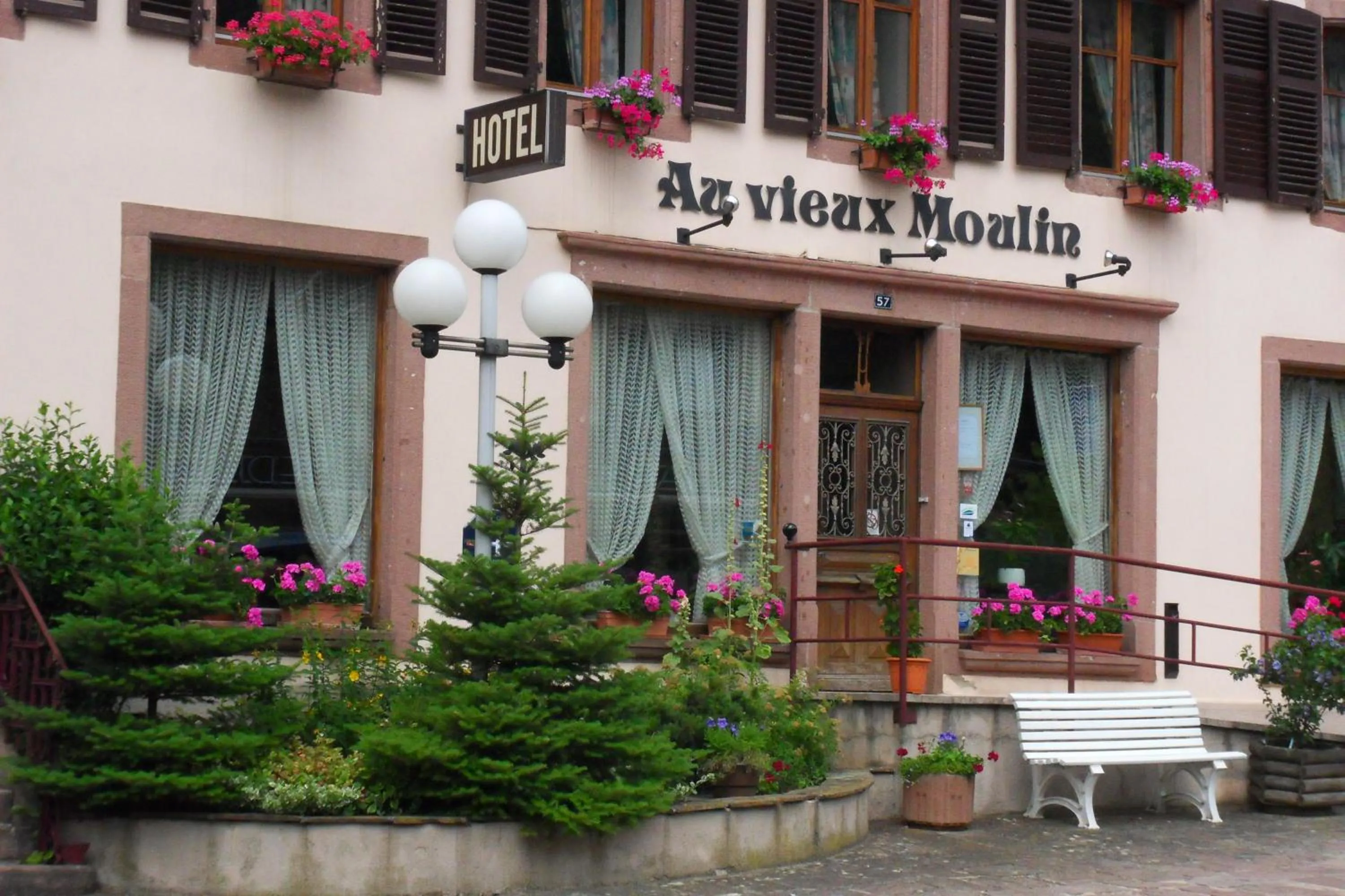 Facade/entrance in Hôtel Au Vieux Moulin