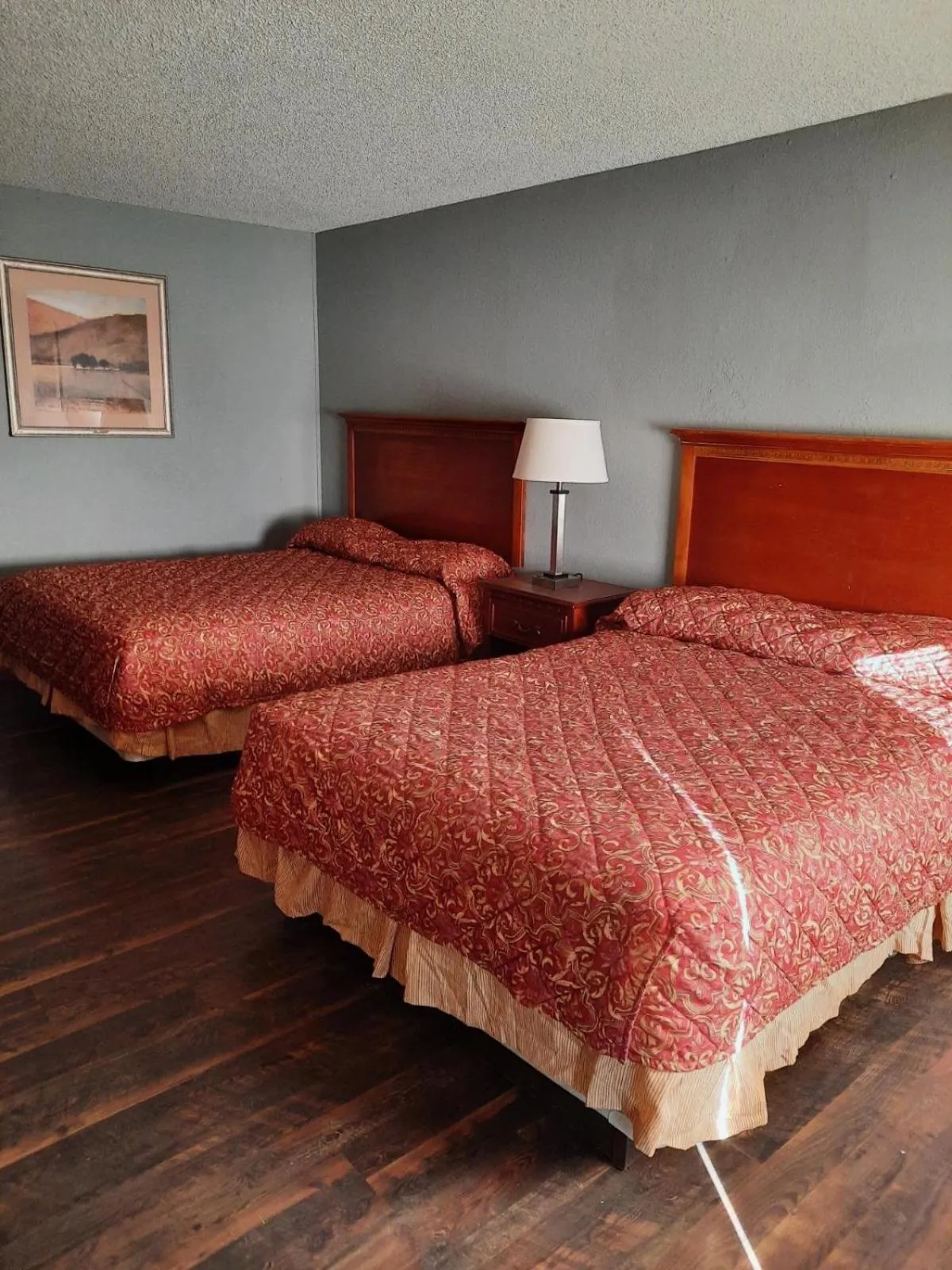 Bed in HiWay Inn Express