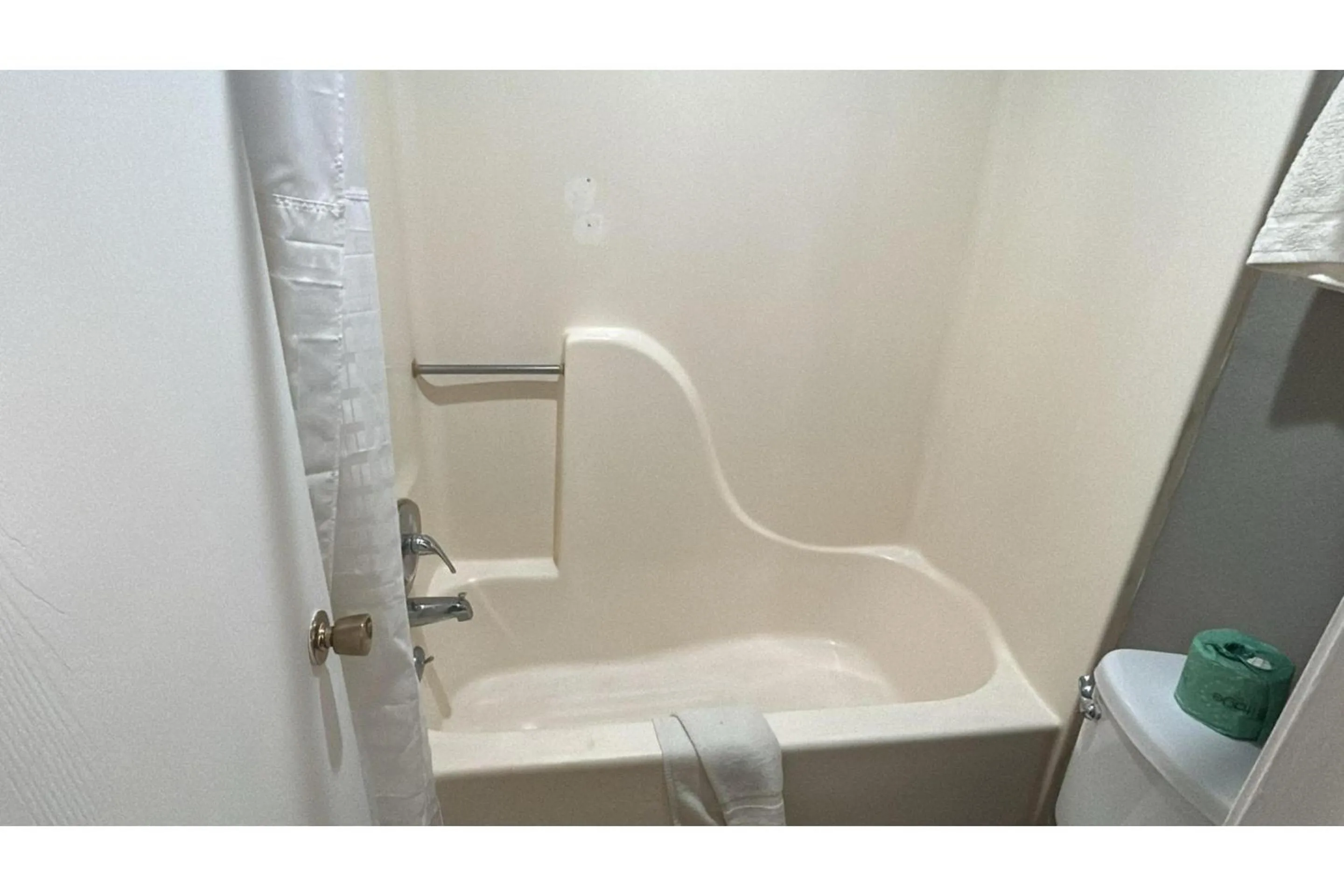 Bathroom in HiWay Inn Express Elk City Route 66