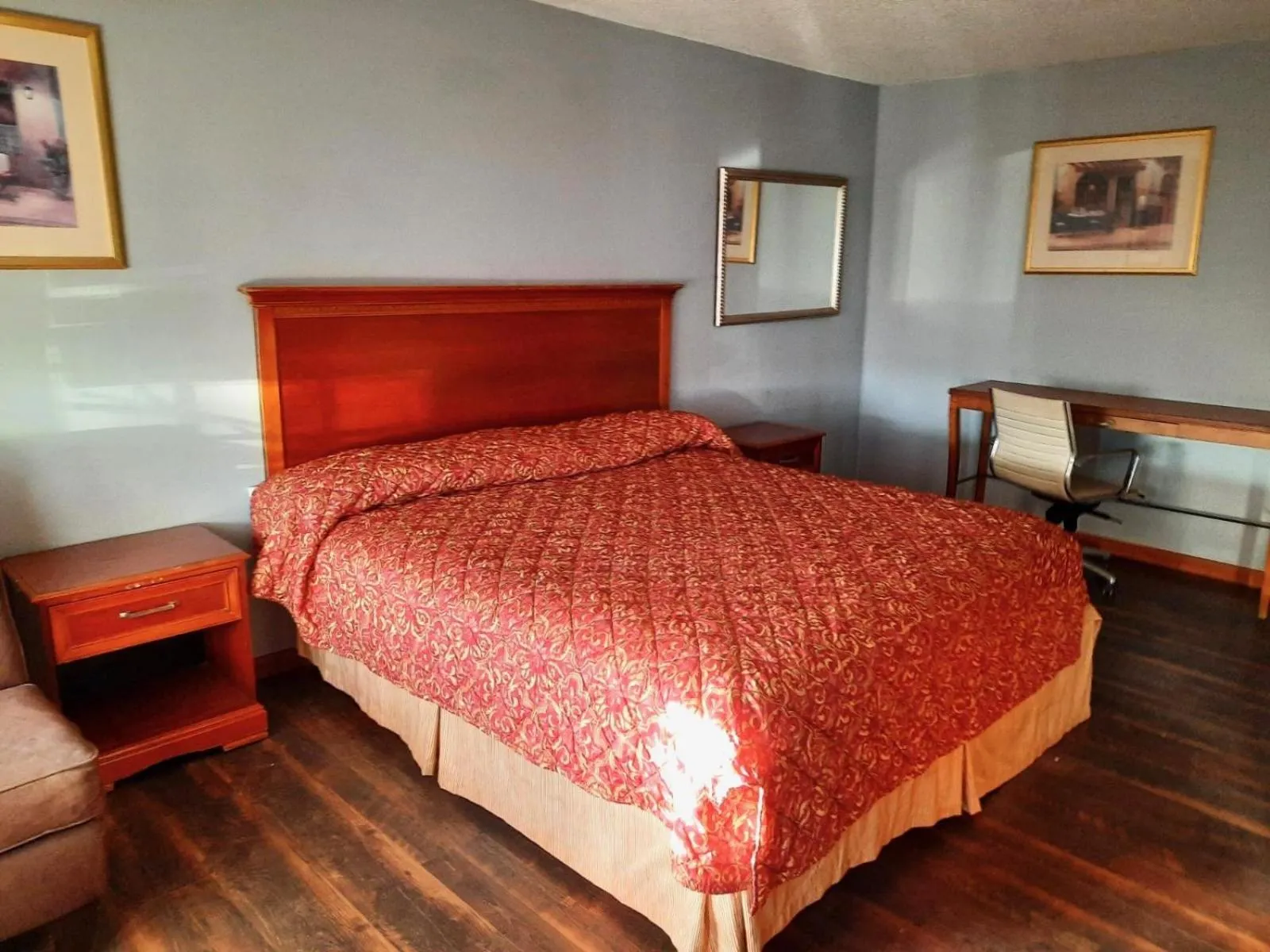 Bedroom, Bed in HiWay Inn Express