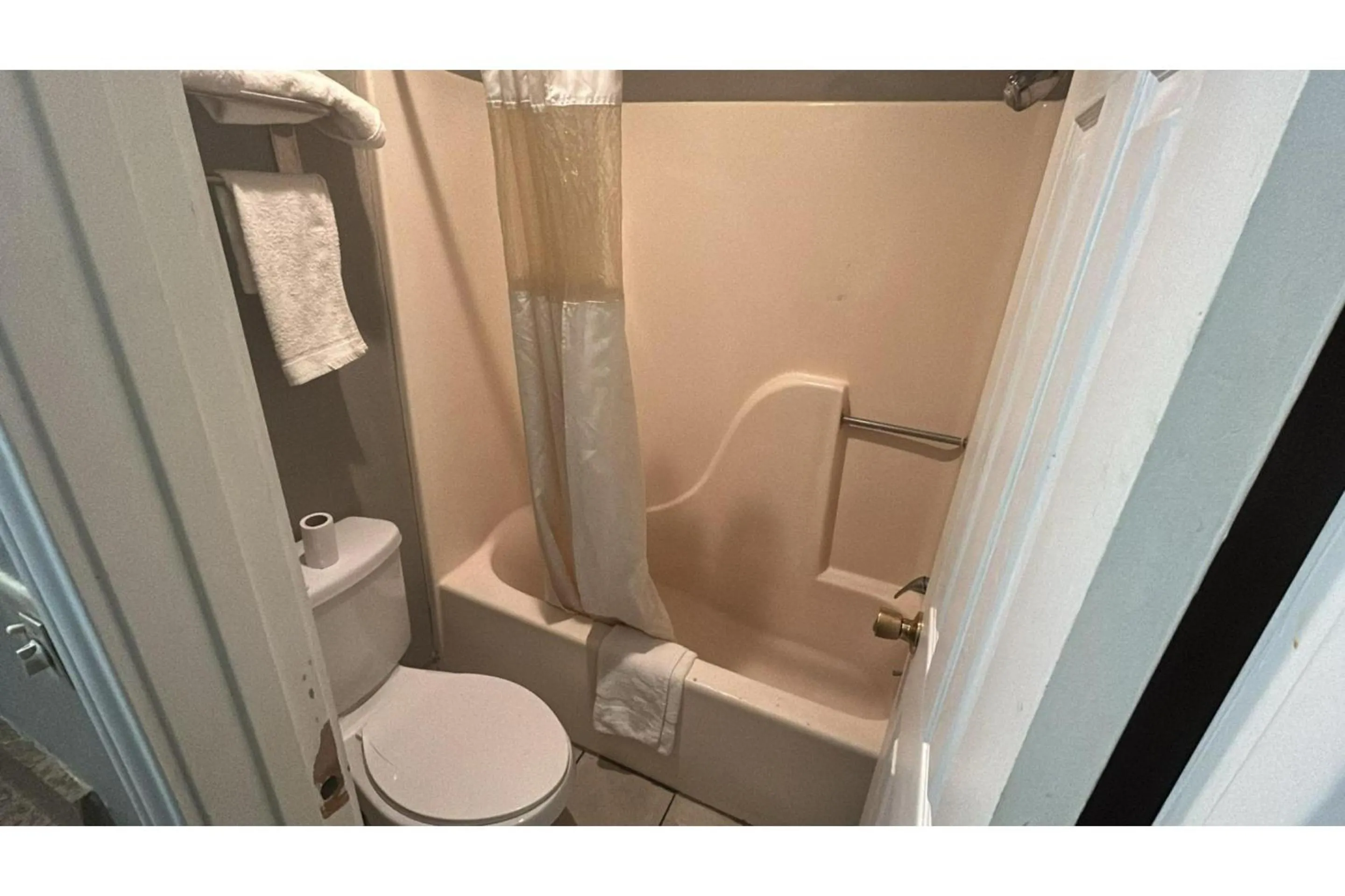 Bathroom in HiWay Inn Express Elk City Route 66