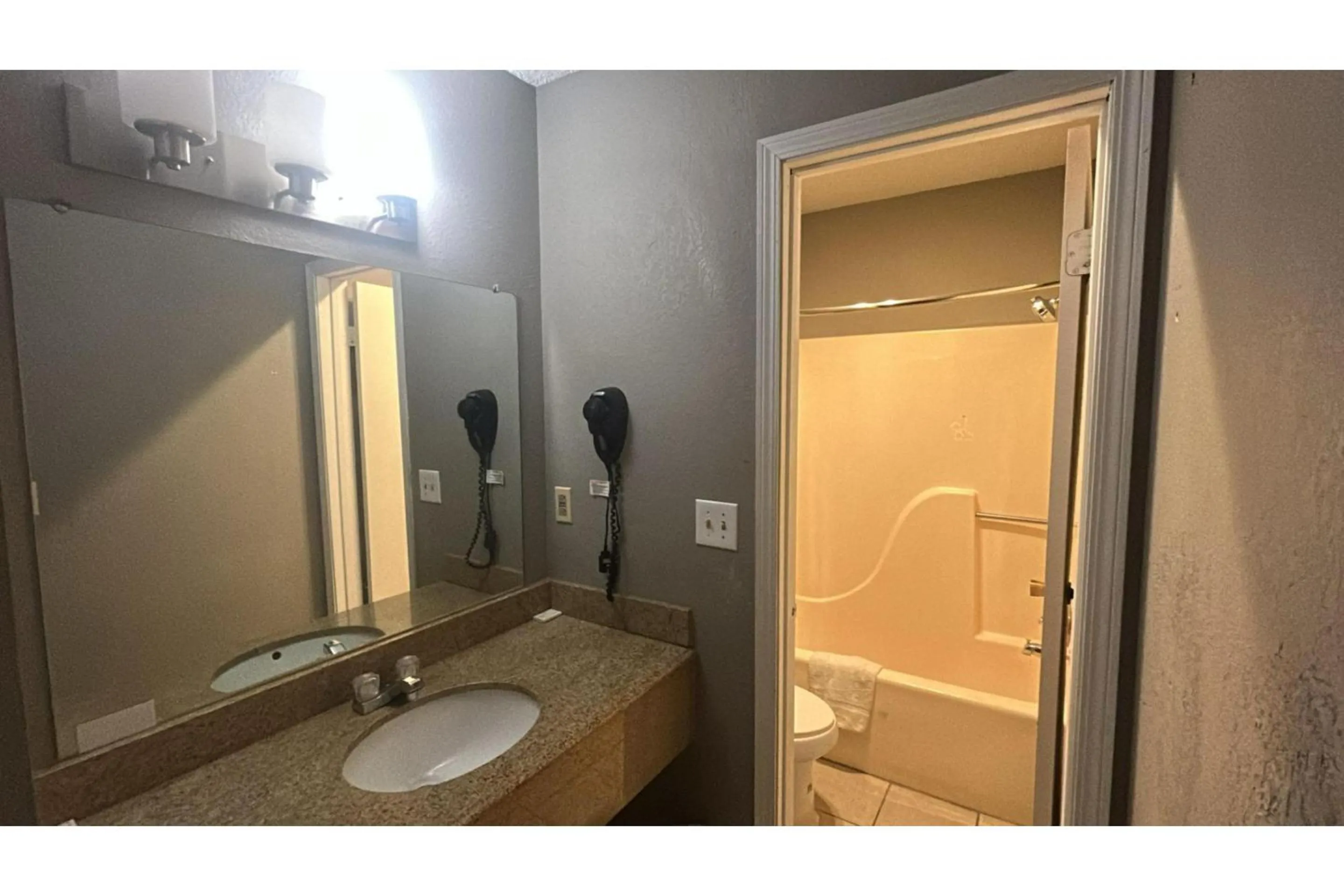 Bathroom in HiWay Inn Express Elk City Route 66