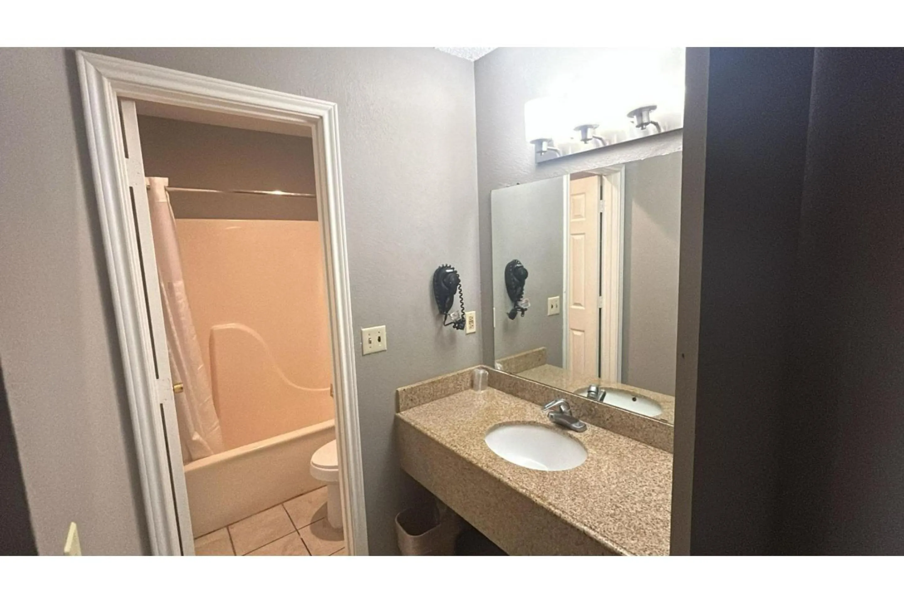 Bathroom in HiWay Inn Express Elk City Route 66