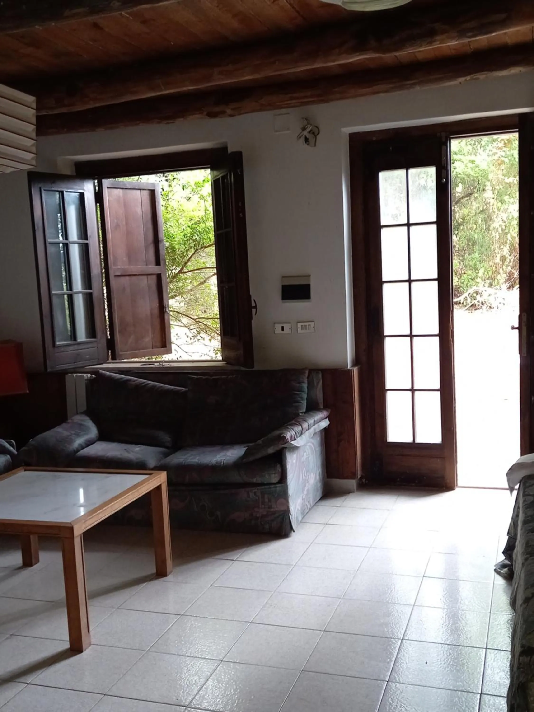 Living room in La casa nel bosco