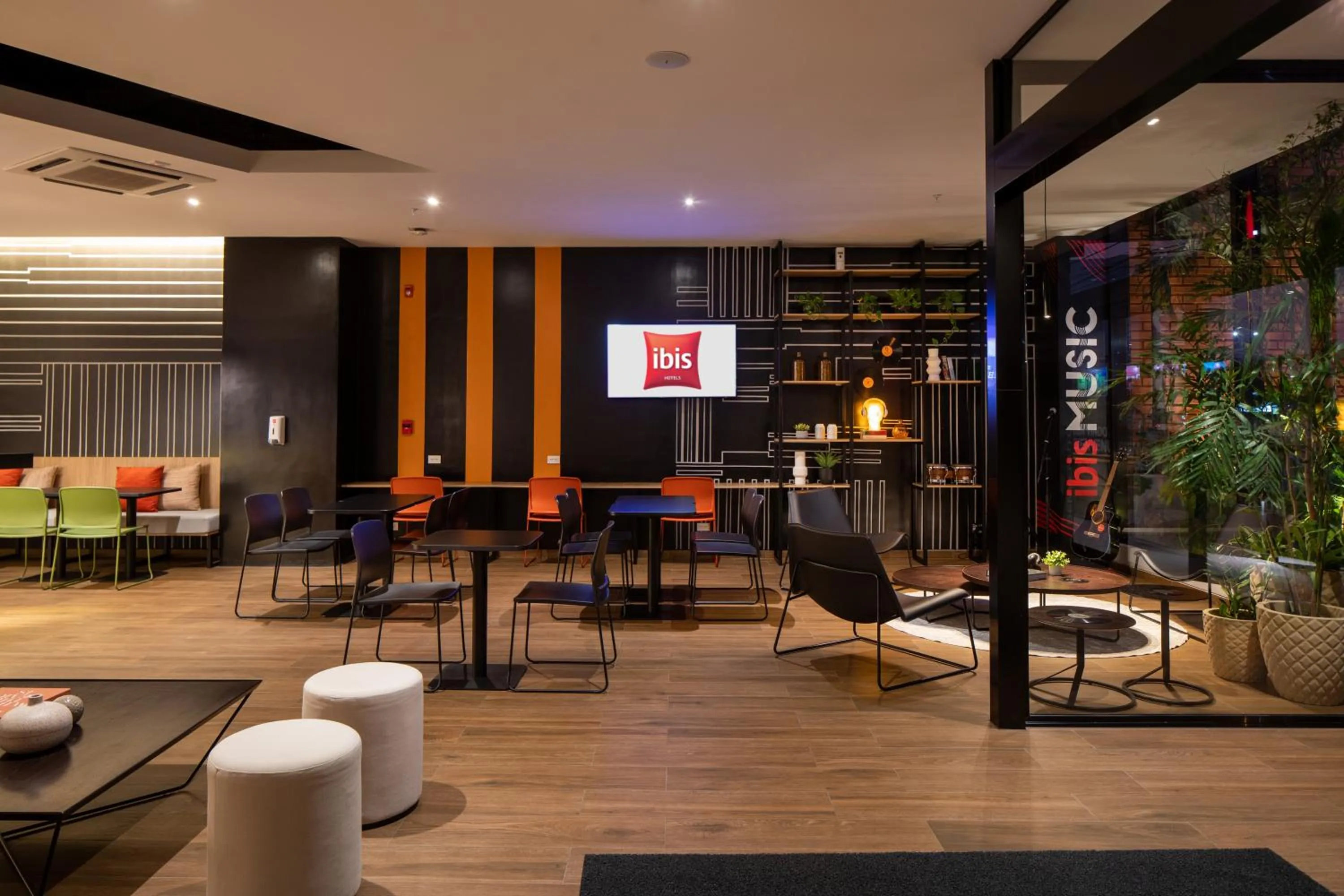 Seating area in ibis Santa Cruz de la Sierra