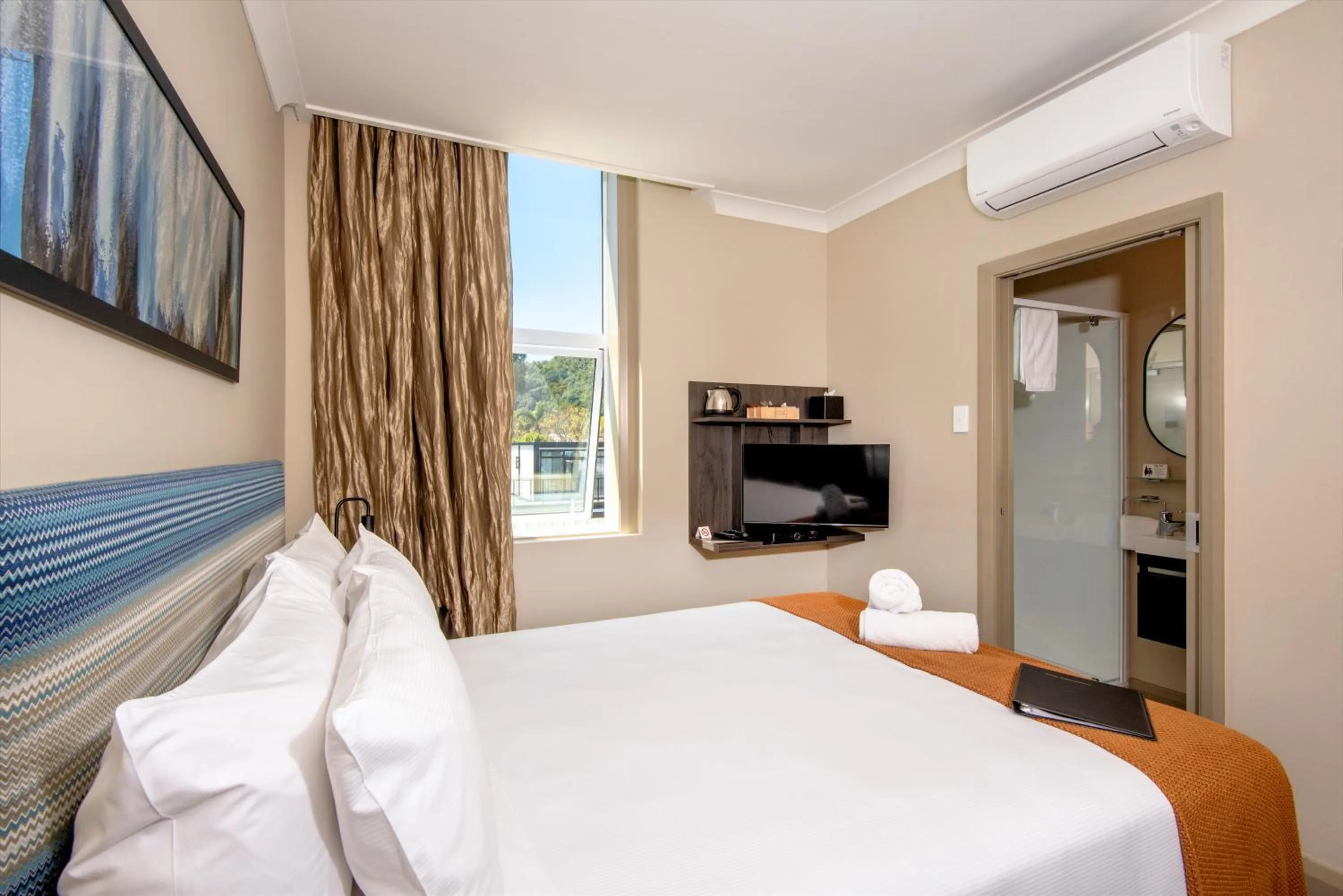 Bed in The Com Plex Motel