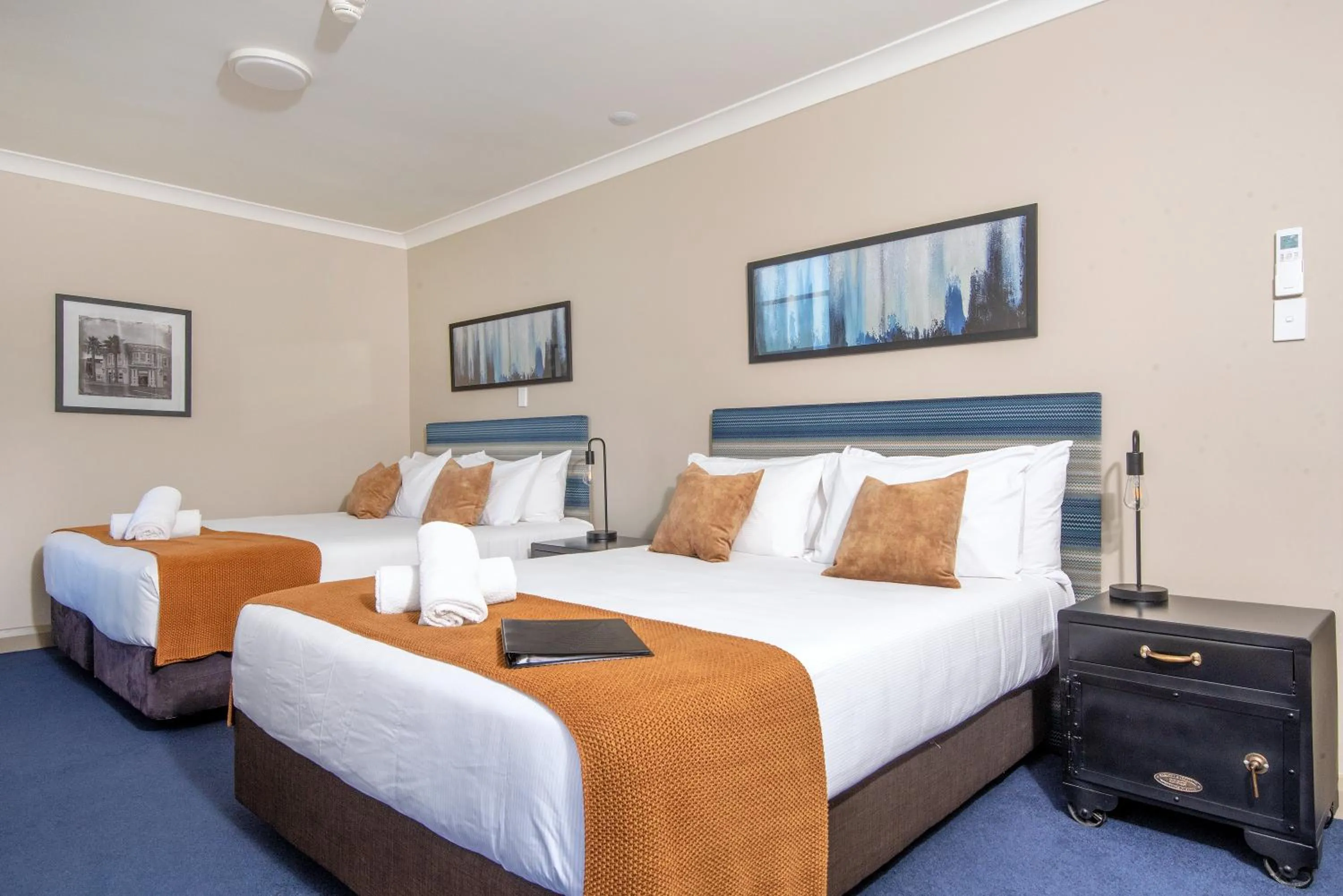 Bed in The Com Plex Motel