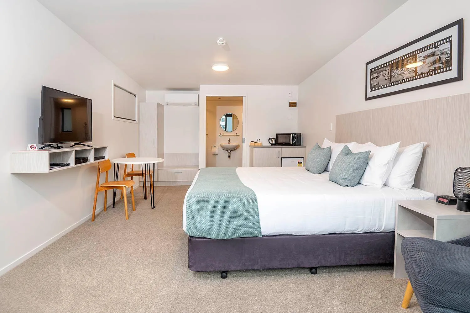 Bed in The Com Plex Motel